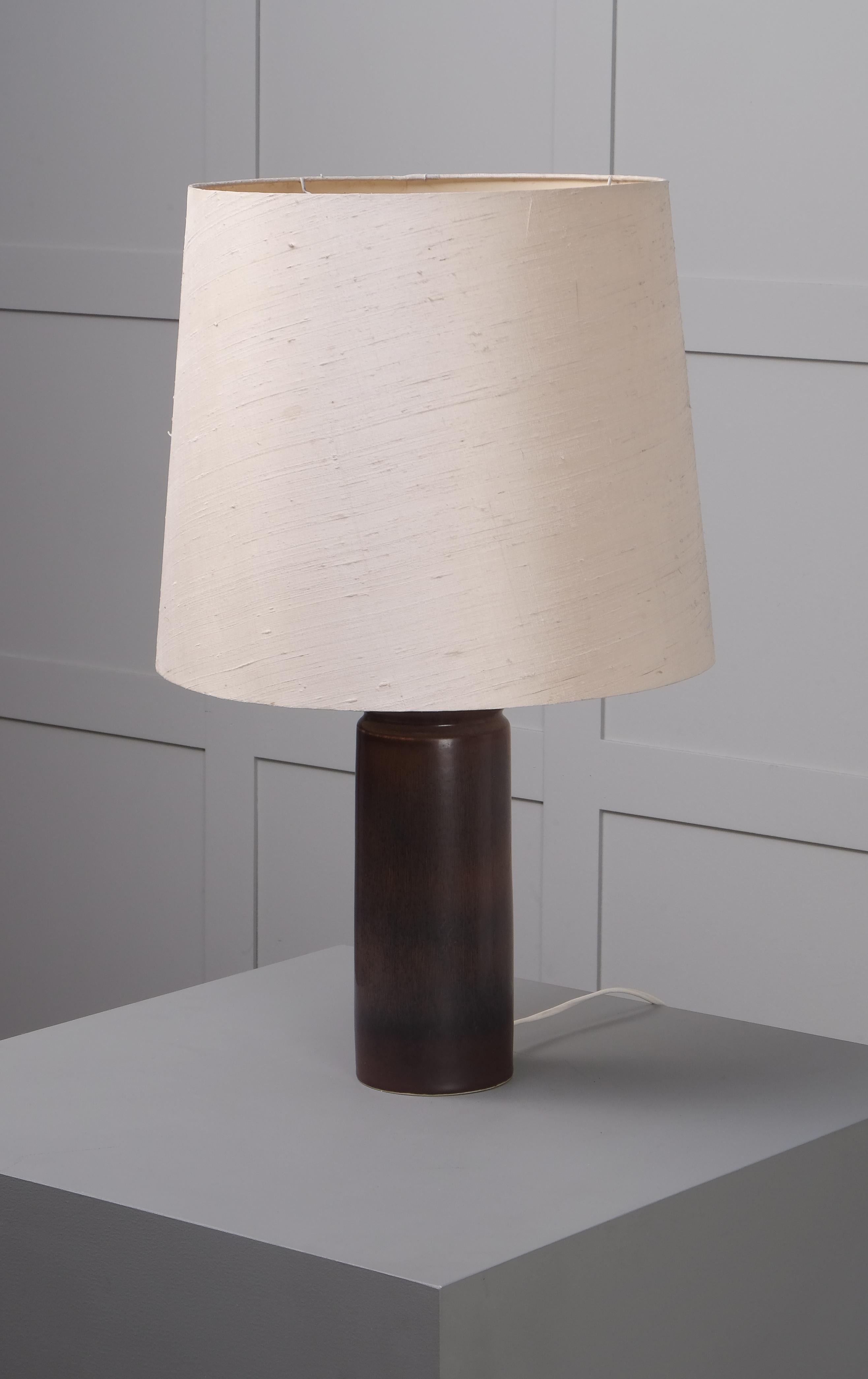 3 lampes disponibles. Le prix indiqué est pour une lampe.
Grès émaillé brun, conçu par Carl-Harry Stålhane et produit par la firme suédoise Rörstrand, années 1950.
Vendu avec ou sans abat-jour.
Mesures : Hauteur sans abat-jour : 36 cm.