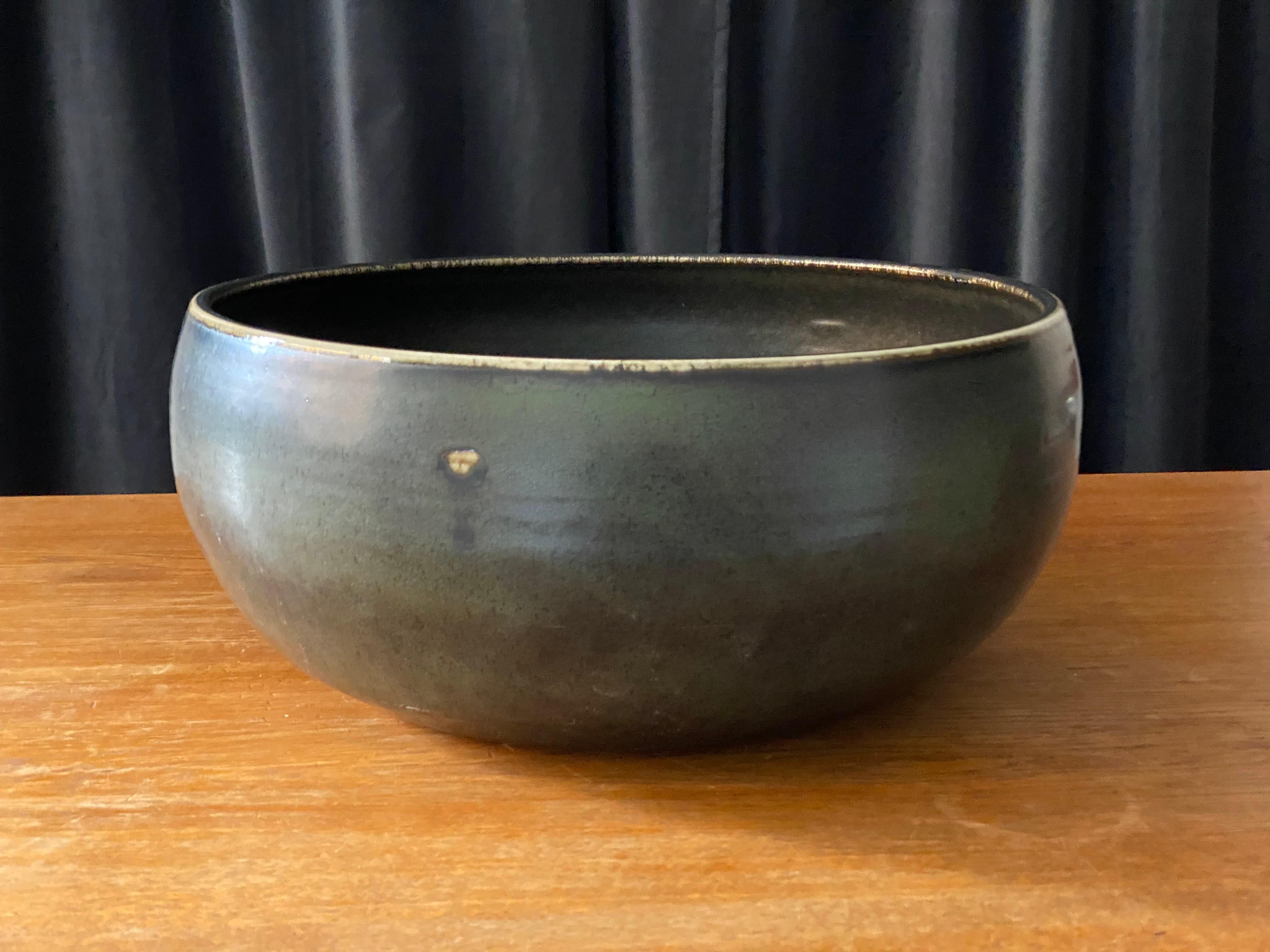 A very large and unique studio bowl by Carl-Harry Stålhane. Hand-signed and dated 1960.

The present bowl was part of a small scale production of unique works developed by the art department at the Swedish ceramic producer Rörstrand. As opposed to