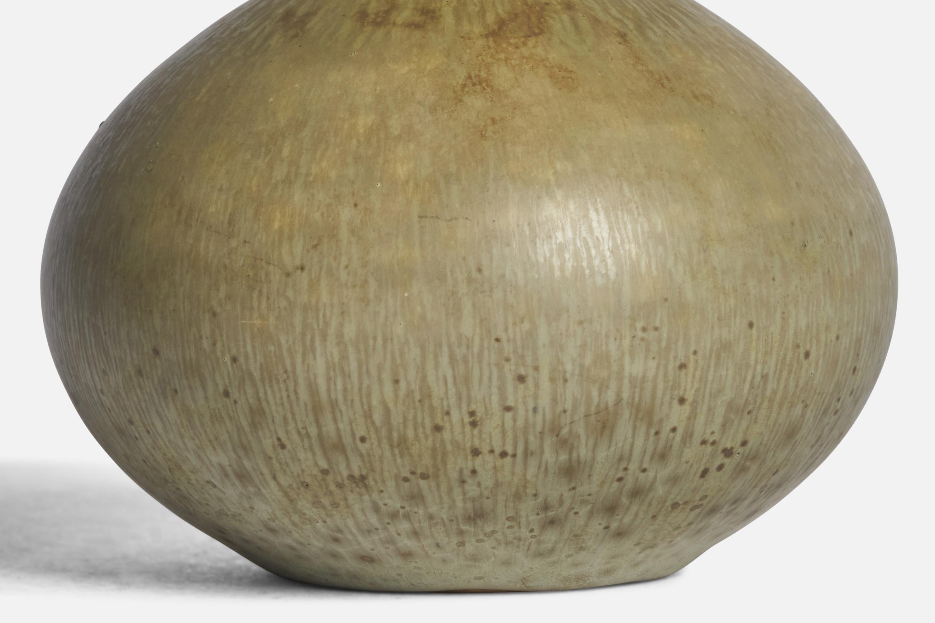 Un vaso unico in gres verde disegnato da Carl-Harry Stålhane e prodotto da Rörstrand, Svezia, anni Cinquanta.