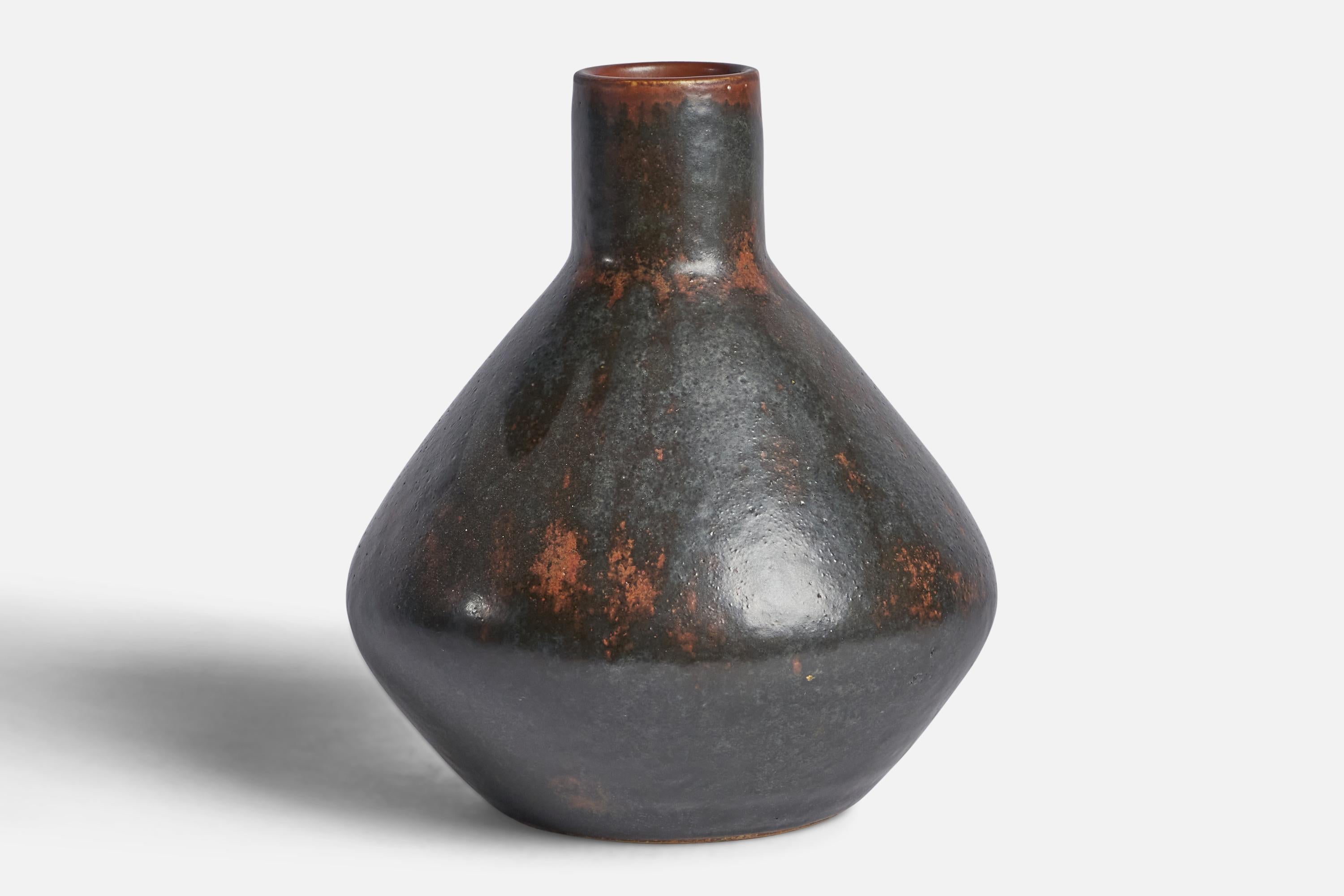 Eine große Vase aus grau glasiertem Steinzeug, entworfen von Carl-Harry Stålhane und hergestellt von Rörstrand, Schweden, 1950er Jahre.
