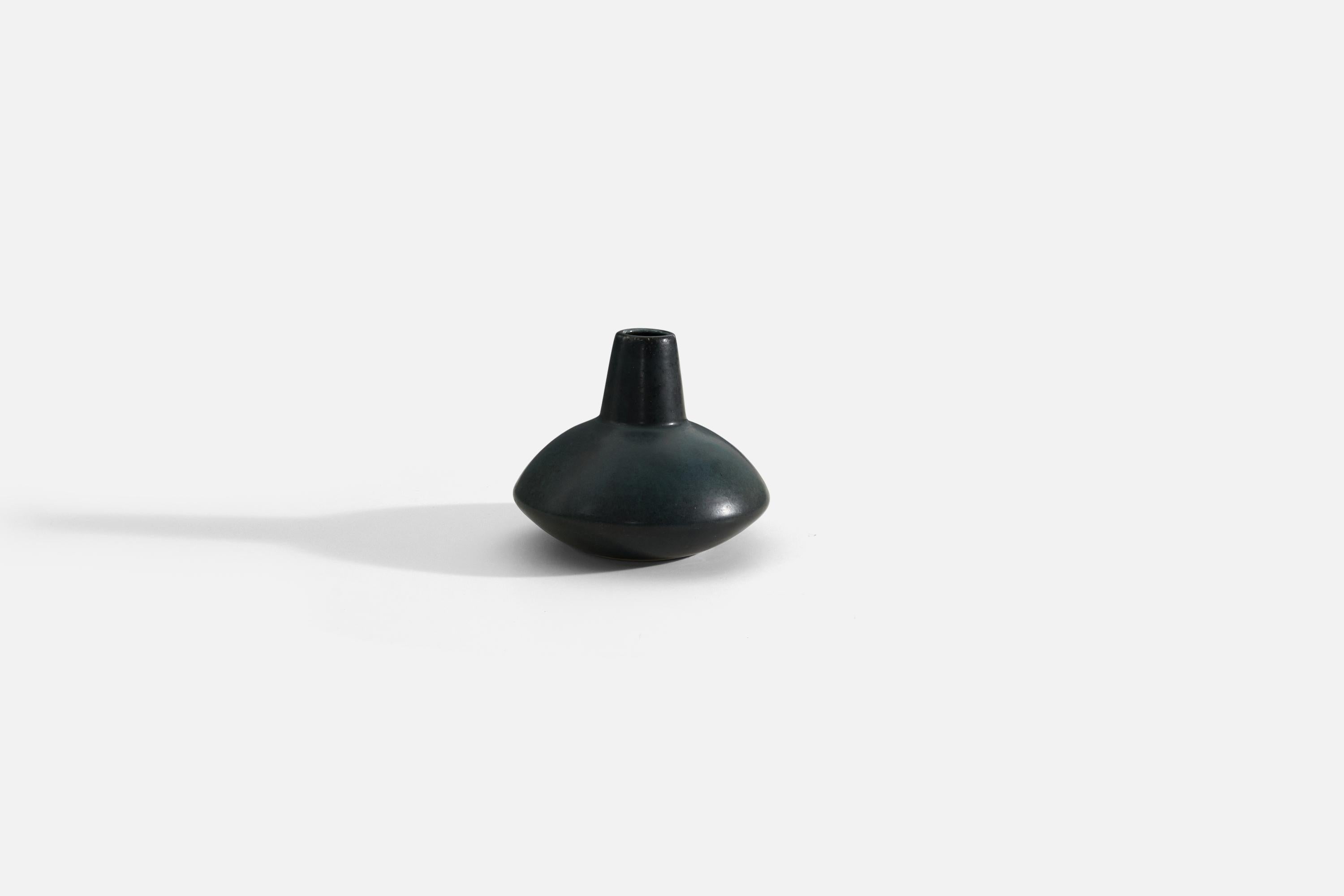 Vase aus schwarz glasiertem Steingut, entworfen und hergestellt von Carl-Harry Stålhane, Rörstrand, Schweden, 1960er Jahre.