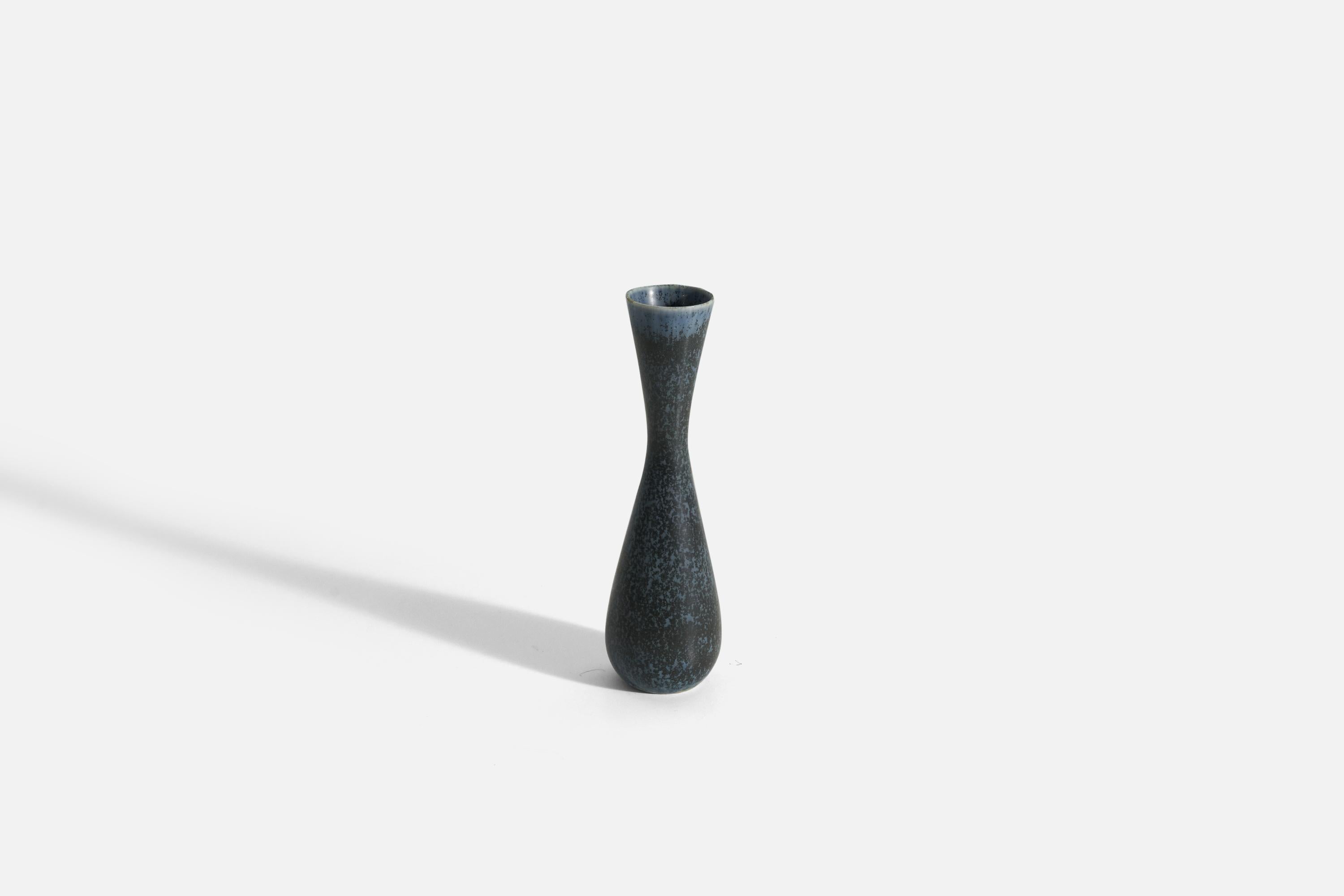 Vase en grès émaillé bleu conçu par Carl-Harry Stålhane et produit par Rörstrand, Suède, années 1960.

.