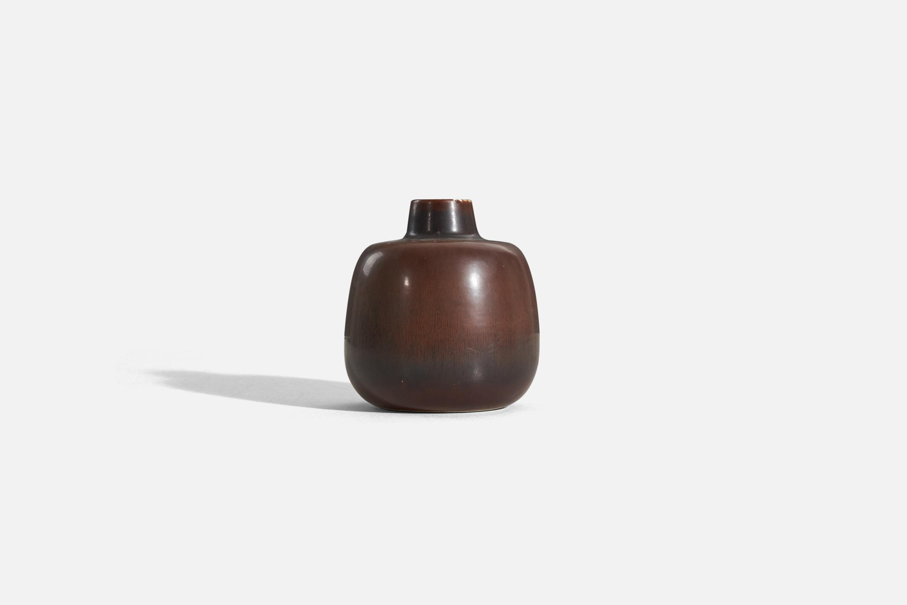 Un vase en grès émaillé brun conçu par Carl-Harry Stålhane et produit par Rörstrand, Suède, années 1960.
