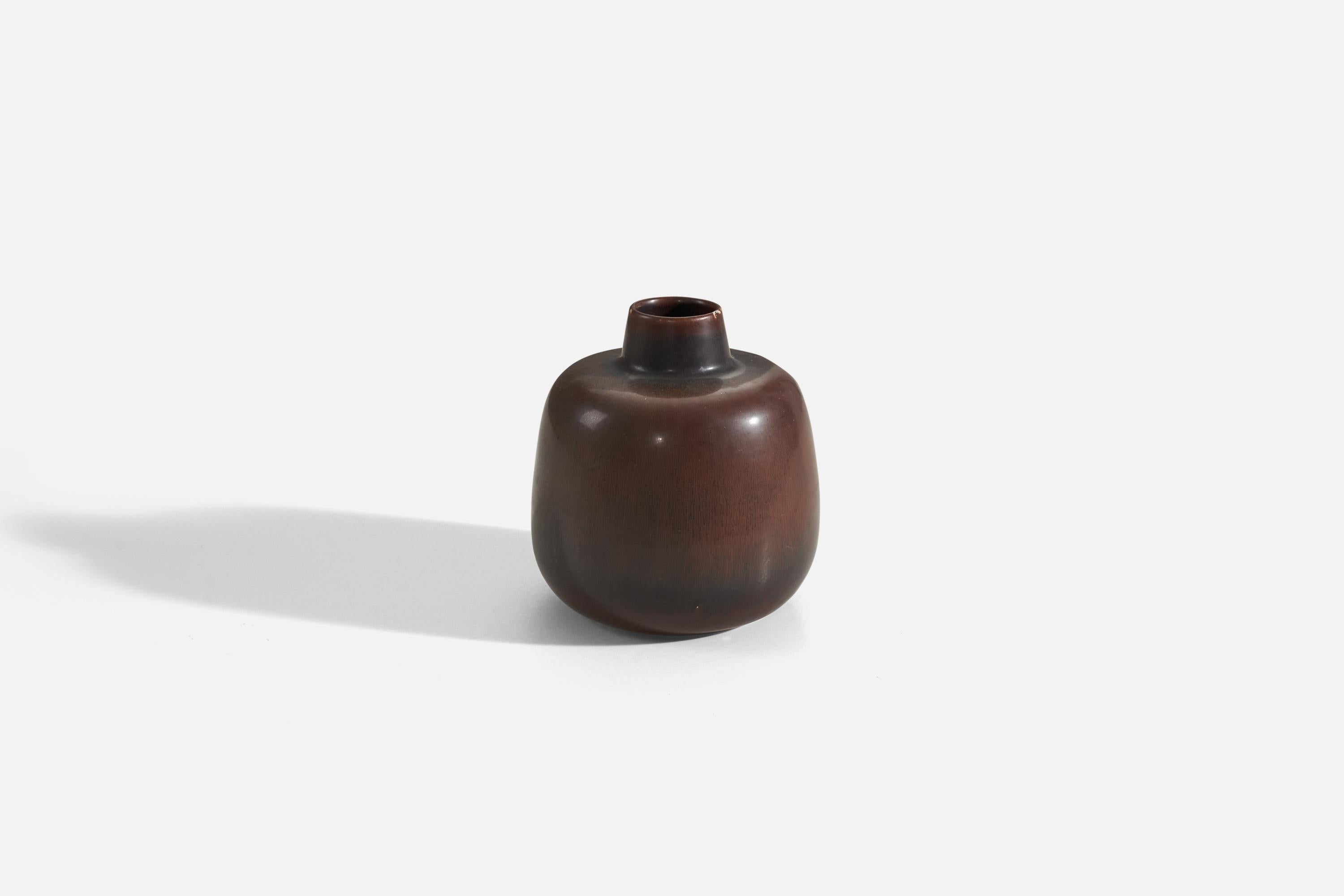 Carl-Harry Stålhane, Vase, Brown Glazed Stoneware, Rörstrand, Sweden, 1960s In Good Condition For Sale In High Point, NC