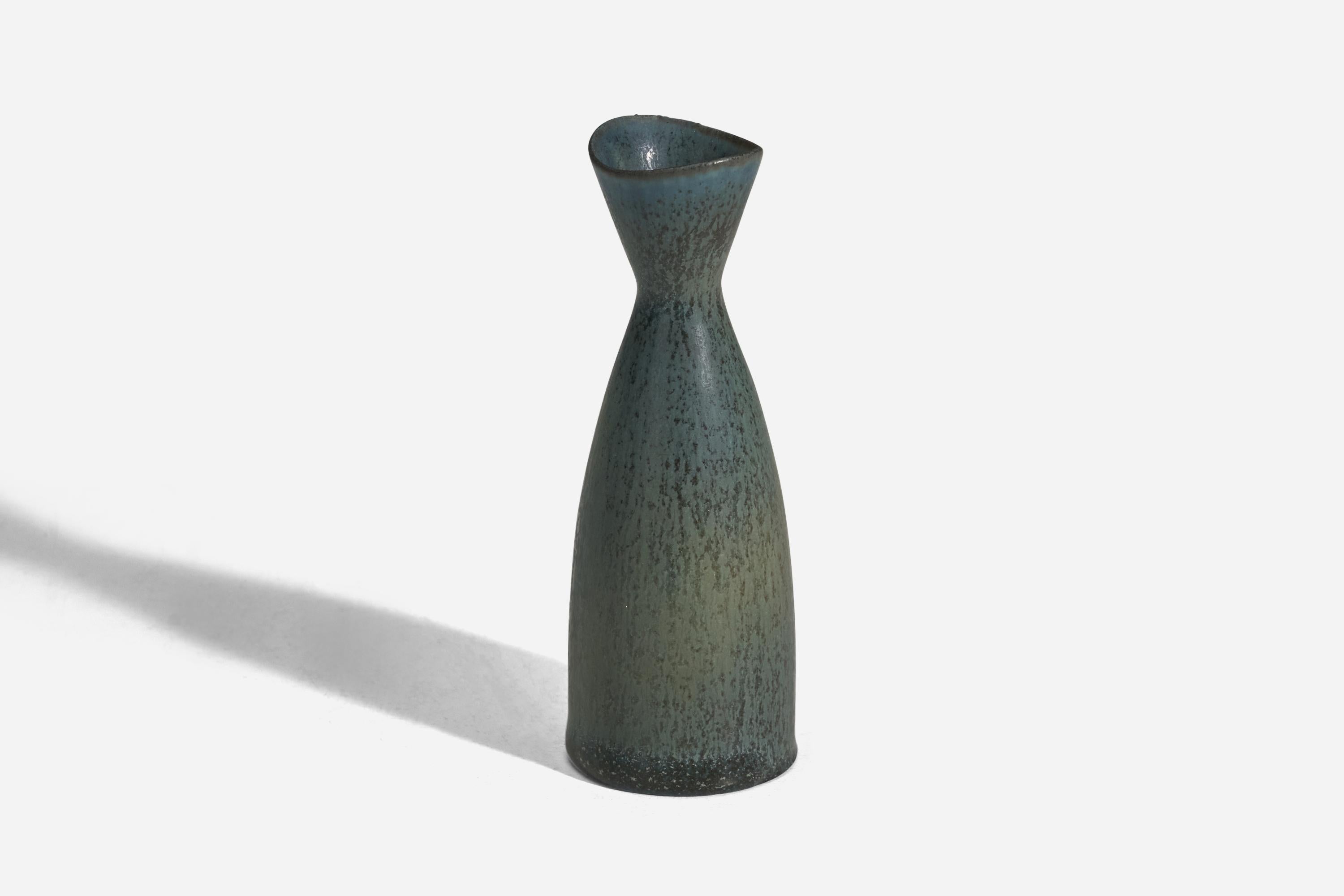 Vase aus grün glasiertem Steingut, entworfen von Carl-Harry Stålhane, hergestellt von Rörstrand, Schweden, 1960er Jahre.