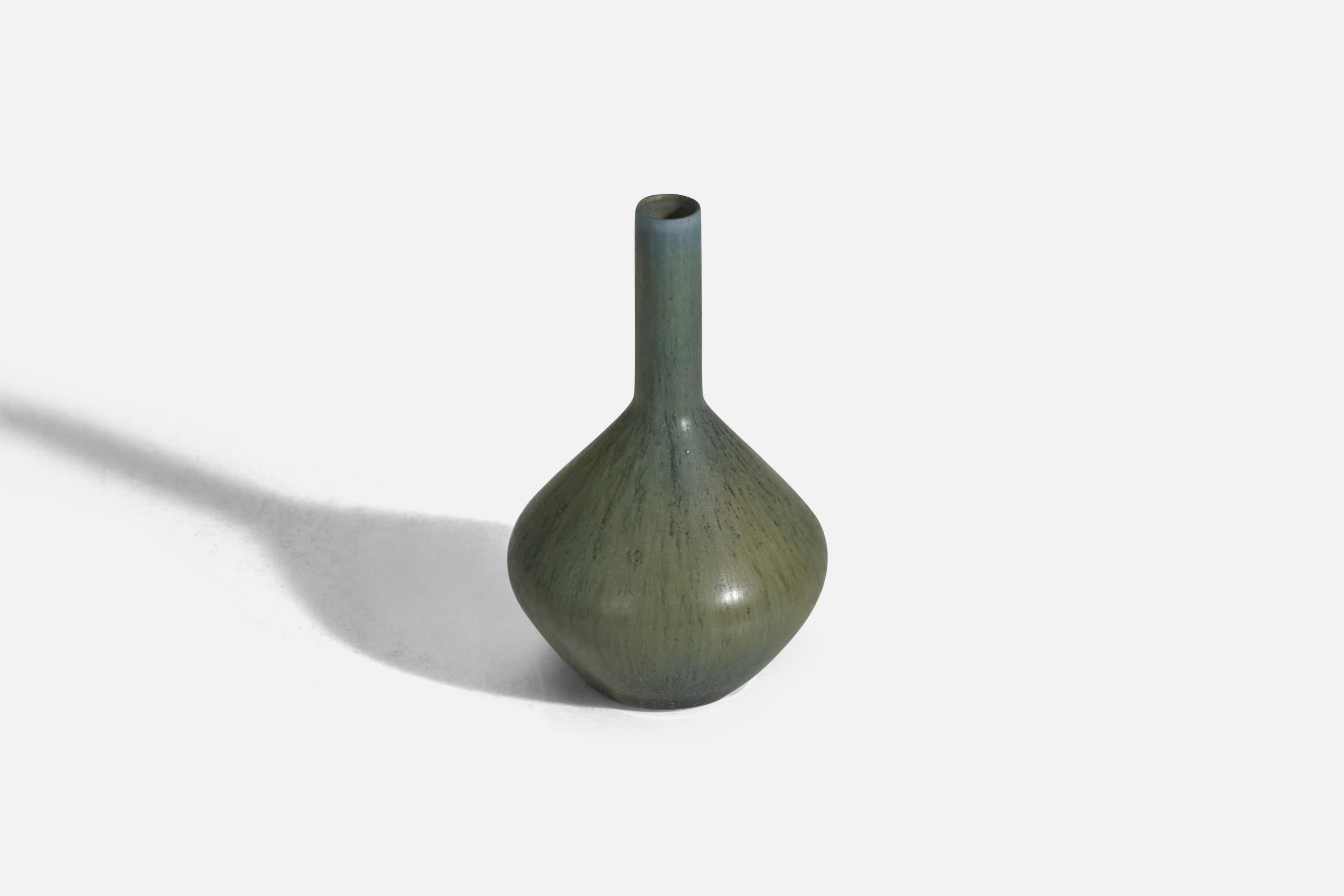Carl-Harry Stålhane, Vase, grün glasiertes Steingut, Rörstrand, Schweden, 1960er Jahre (Schwedisch) im Angebot