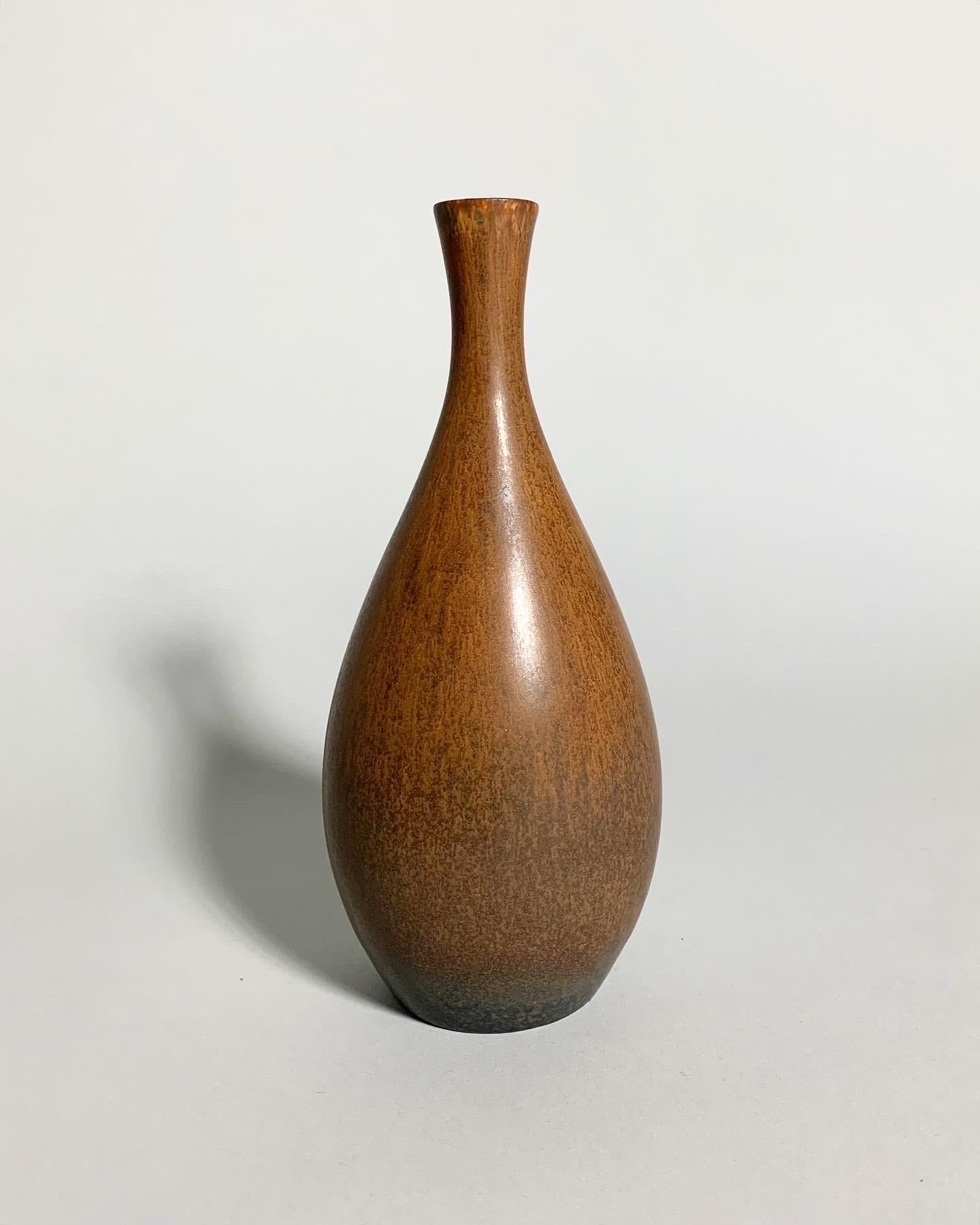 Carl Harry-Stalhåne stoneware vase, first quality sorting, hand-turned at Rörstrand factory in Sweden in the 1950s.

Beautiful hare‘s fur glaze in reddish brown tones, darkening at the base. Great condition!

Measures: height: 19 cm
Diameter: 8