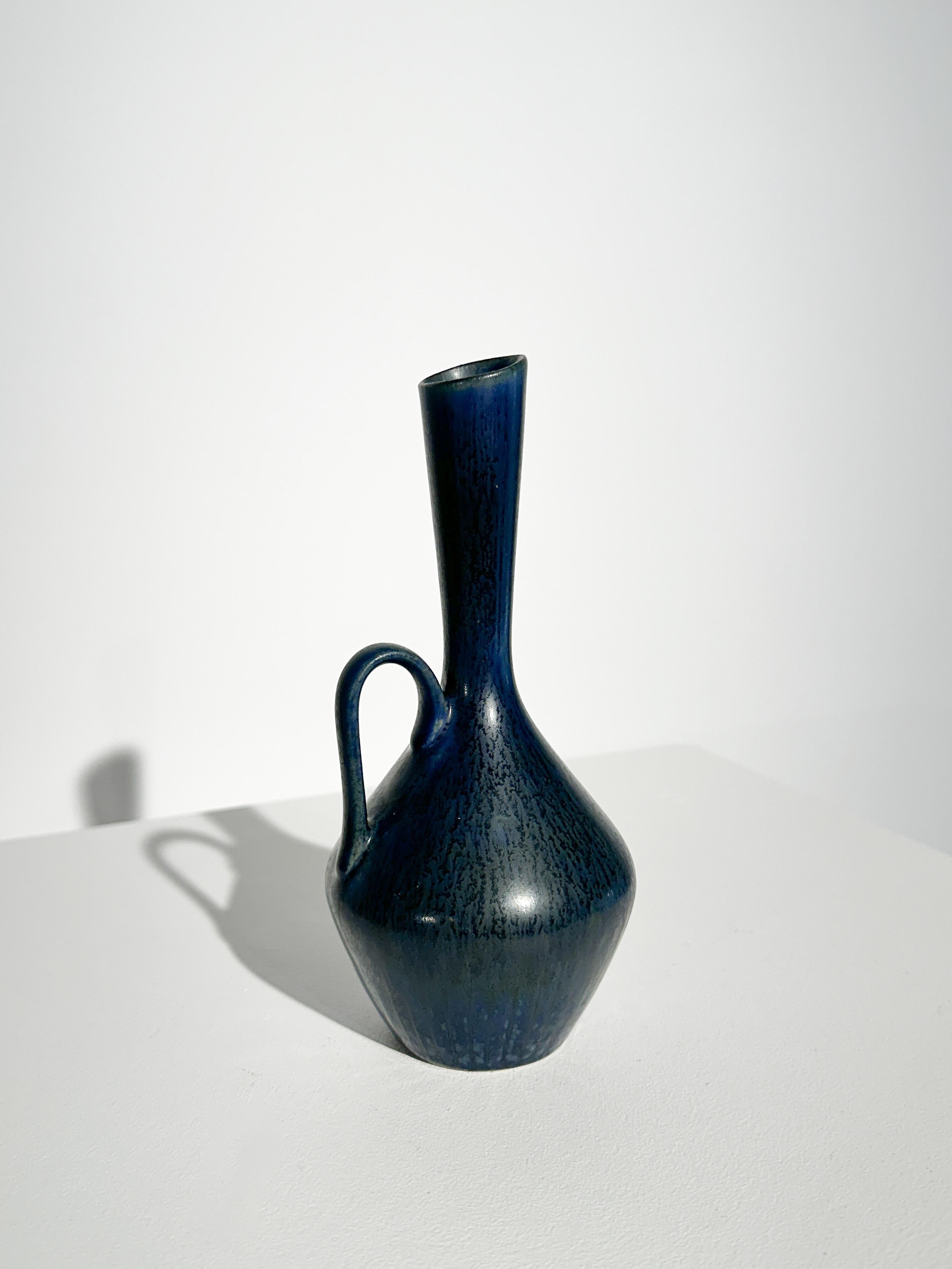 Vaso con brocca di Carl-Harry Stålhane, modello 'CAC' per Rörstrand in Svezia, anni '50

Ordinamento di prima qualità con una bella smaltatura di pelliccia di lepre blu scuro.

Altezza: 18 cm
Diametro: 8 cm