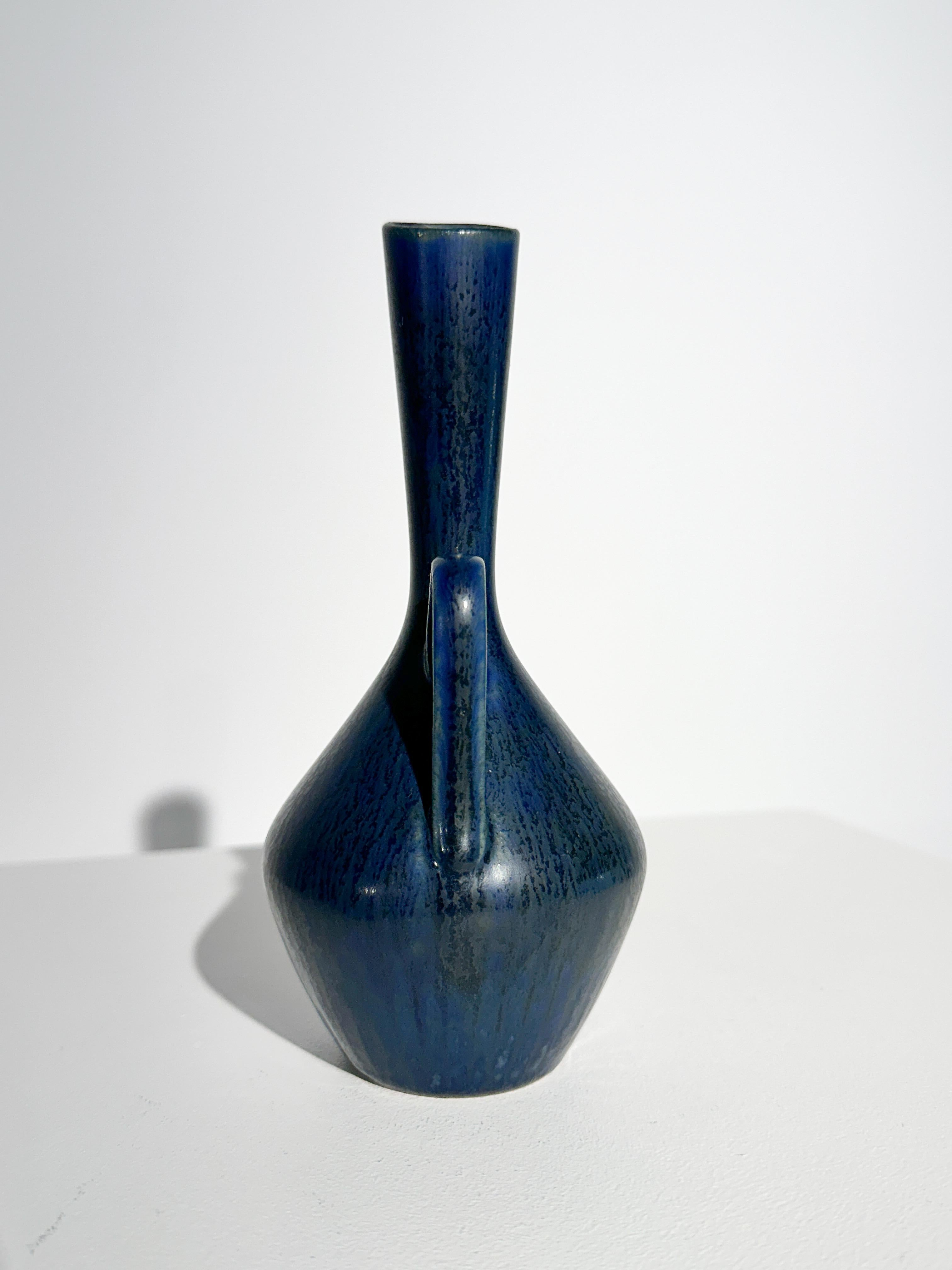 Scandinavo moderno Vaso Carl-Harry Stalhane Gres Rörstrand Svezia Blu Pelliccia di lepre Smalto 1950s in vendita