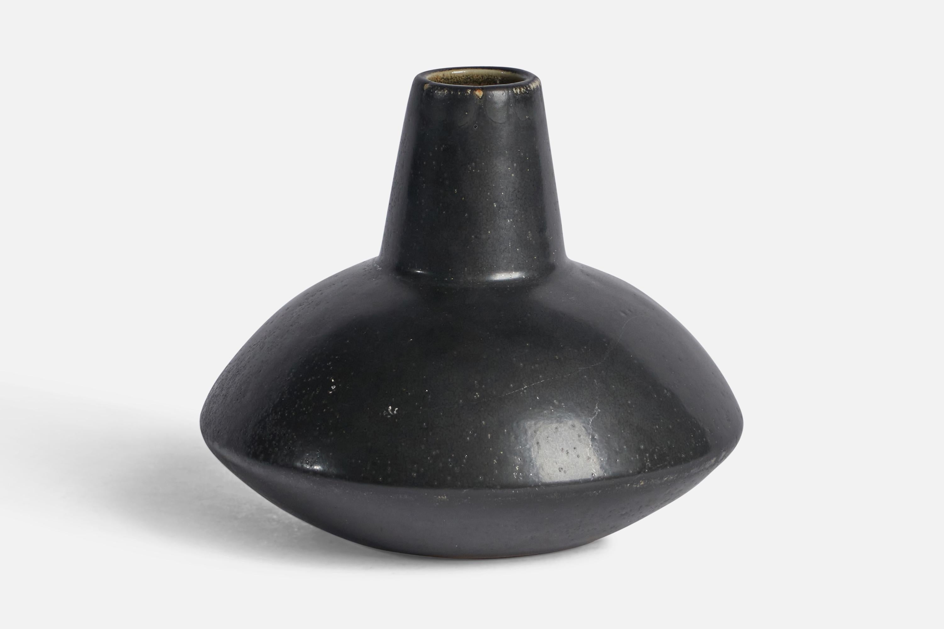 Vase en grès émaillé noir conçu par Carl-Harry Stålhane et produit par Rörstrand, Suède, années 1950.