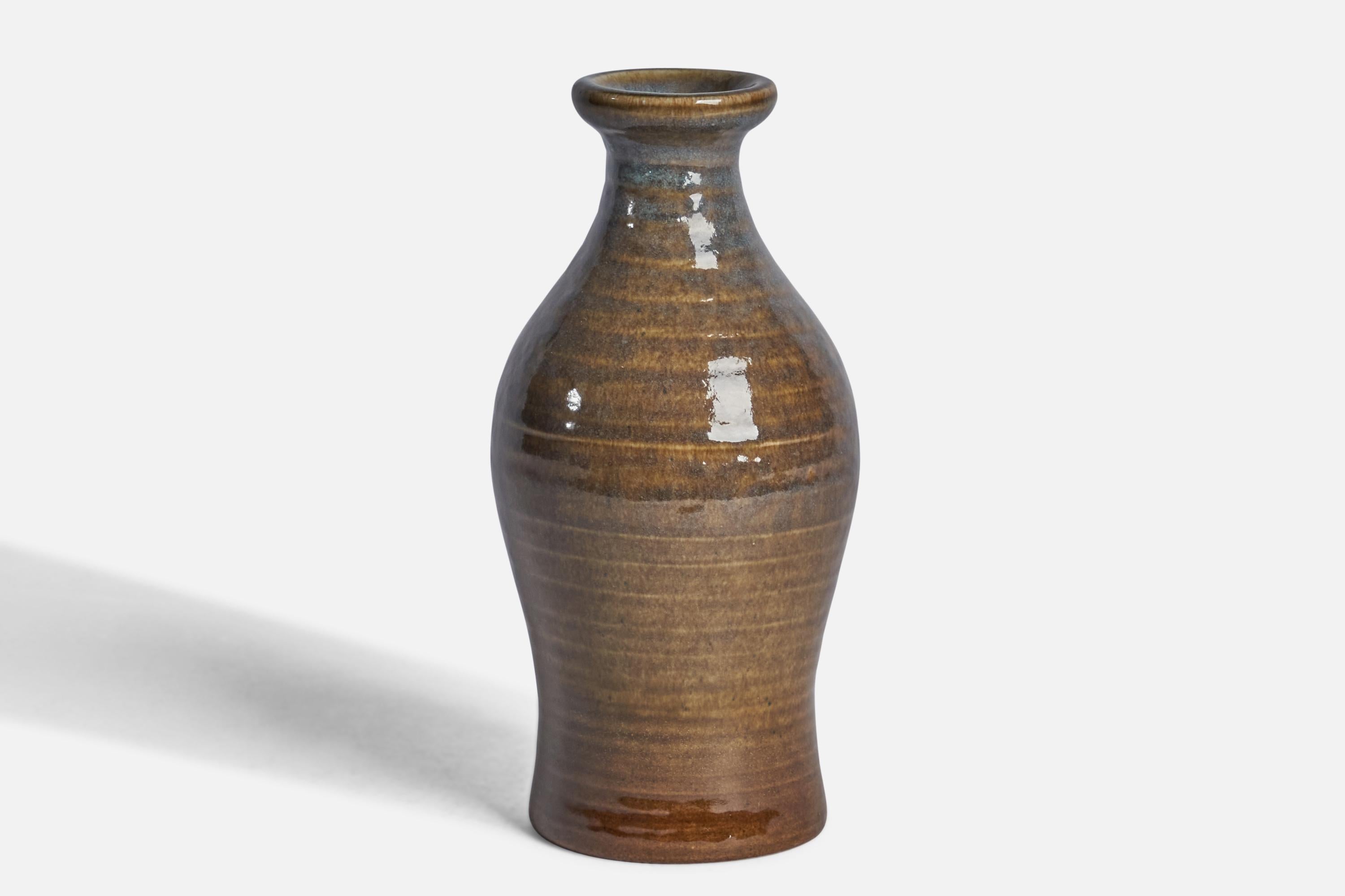 Vaso in gres smaltato marrone disegnato da Carl-Harry Stålhane e prodotto da Rörstrand, Svezia, anni 1950.