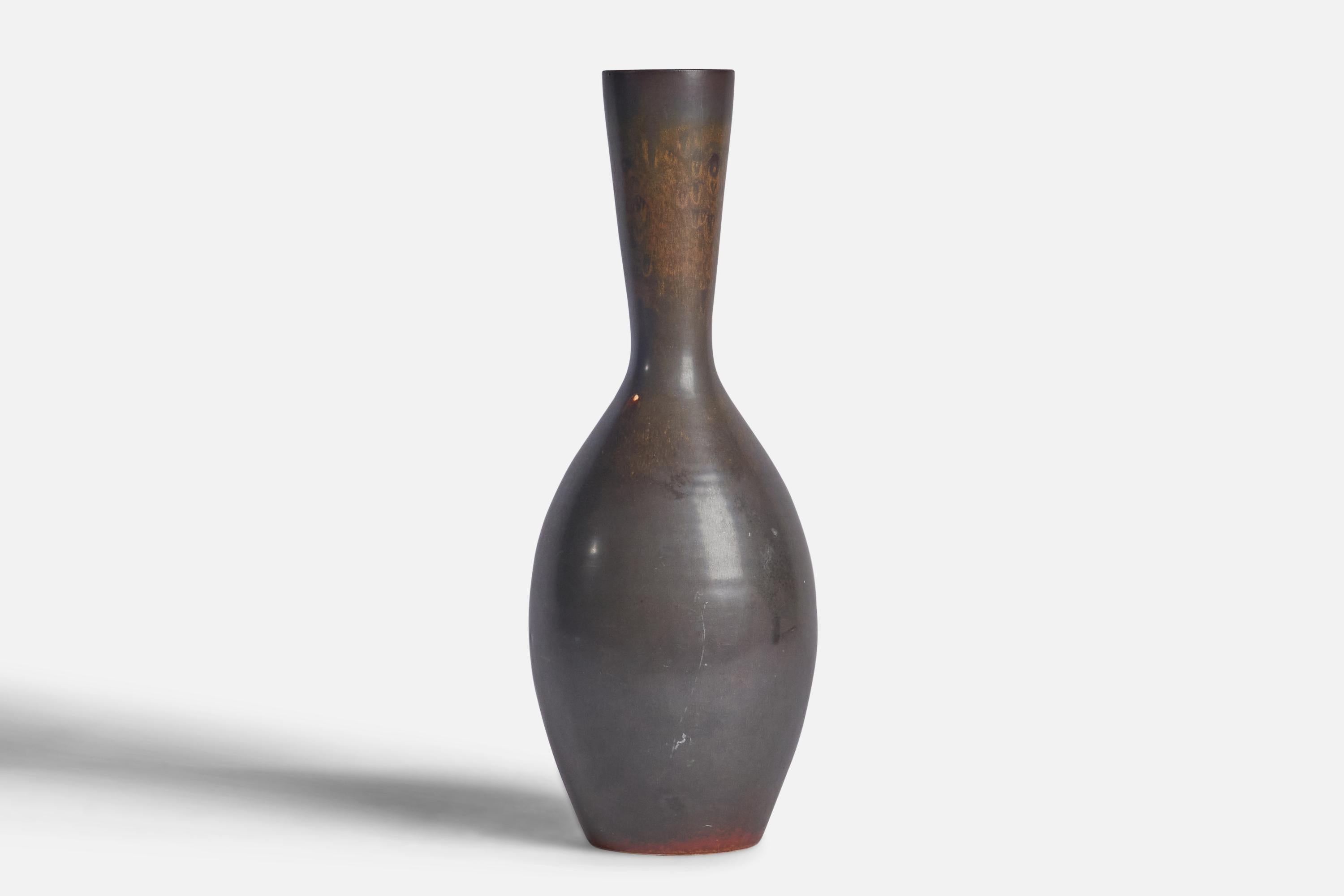Vaso in gres smaltato nero e marrone disegnato da Carl-Harry Stålhane e prodotto da Rörstrand, Svezia, anni Cinquanta.