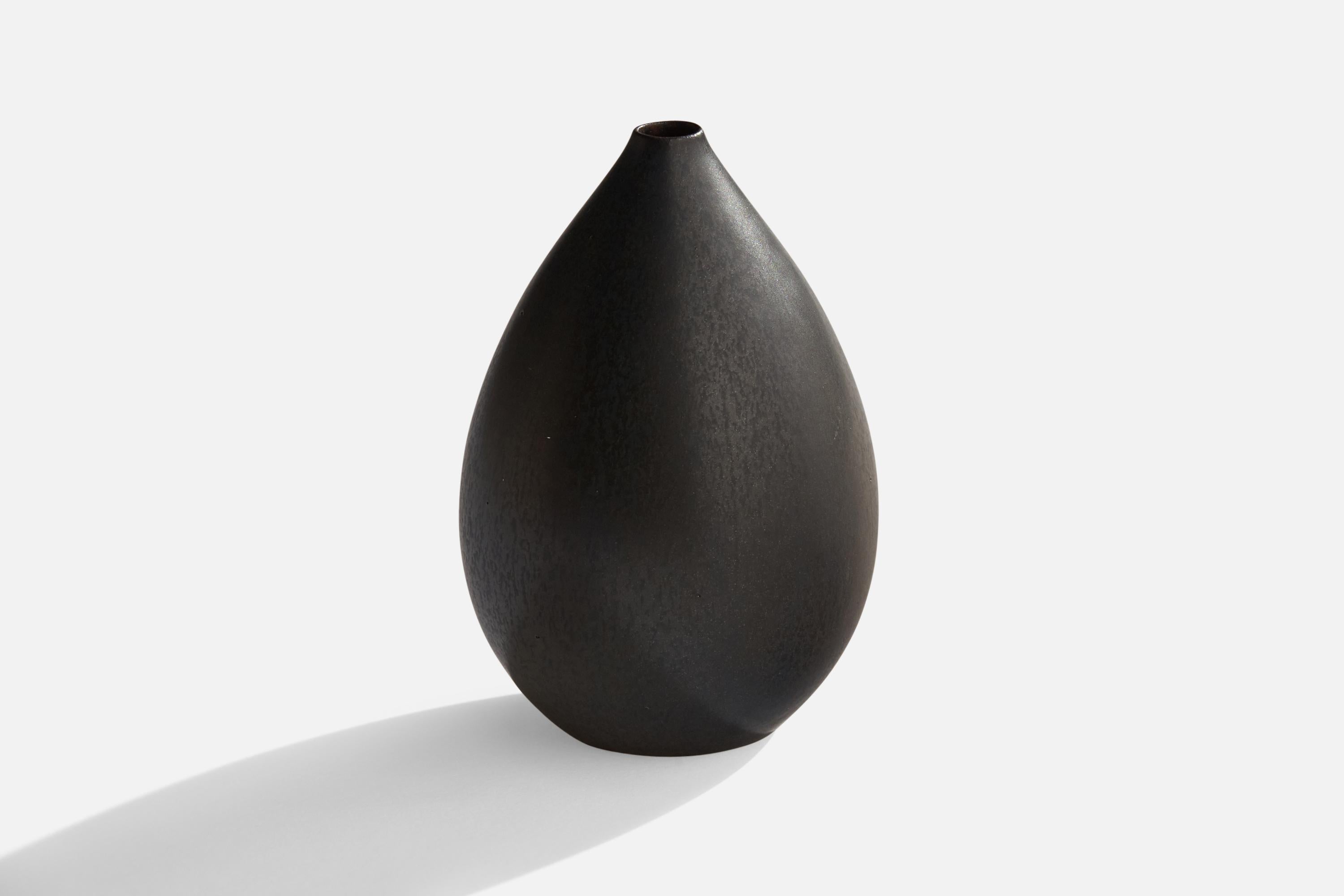 Vase aus schwarz glasiertem Steingut, entworfen von Gunnar Nylund, hergestellt von Rörstrand, Schweden, 1950er Jahre.