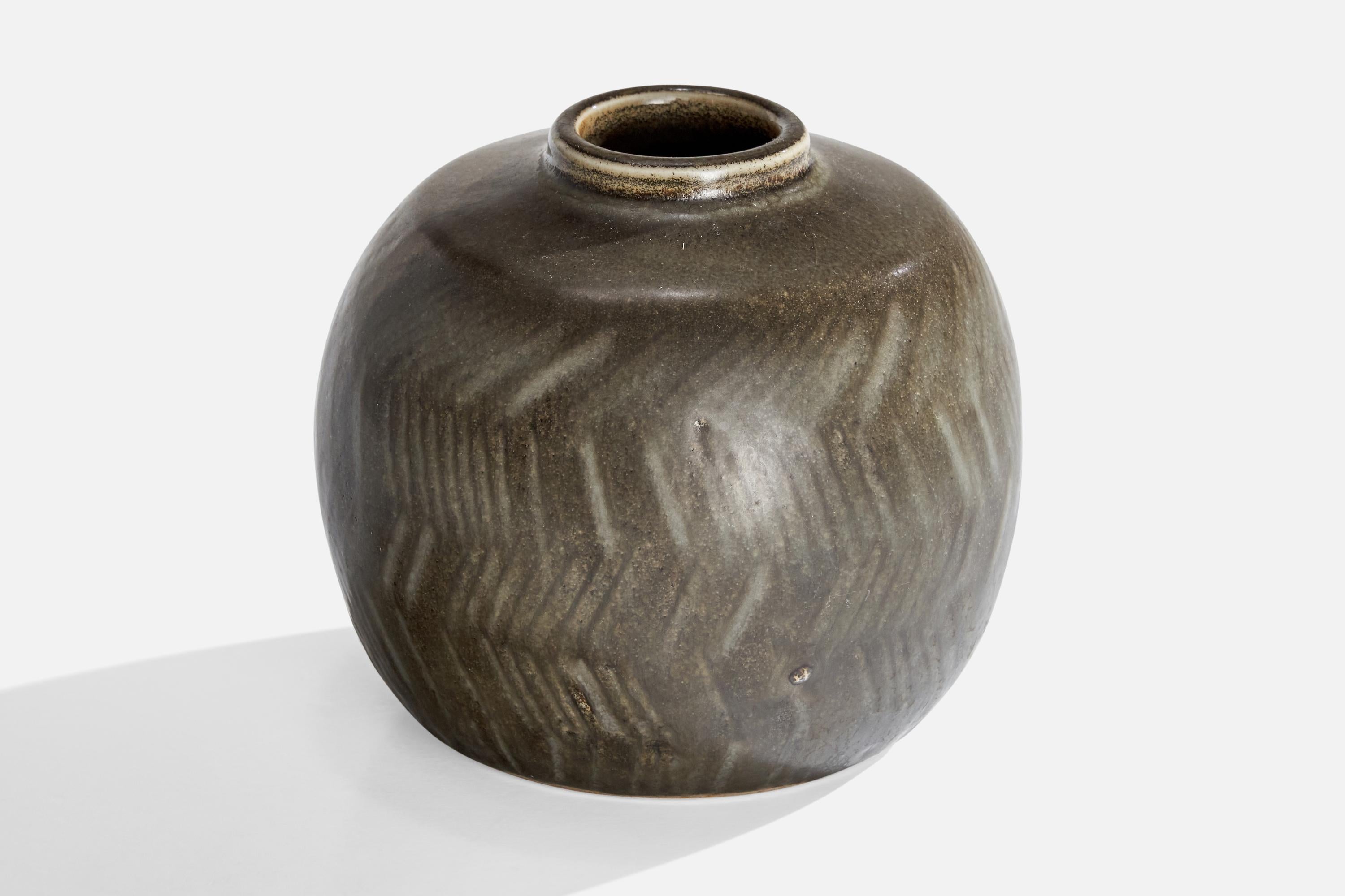 Vaso in gres smaltato grigio disegnato da Carl-Harry Stålhane e prodotto da Rörstrand, Svezia, anni Cinquanta.

Dimensioni: 4,25