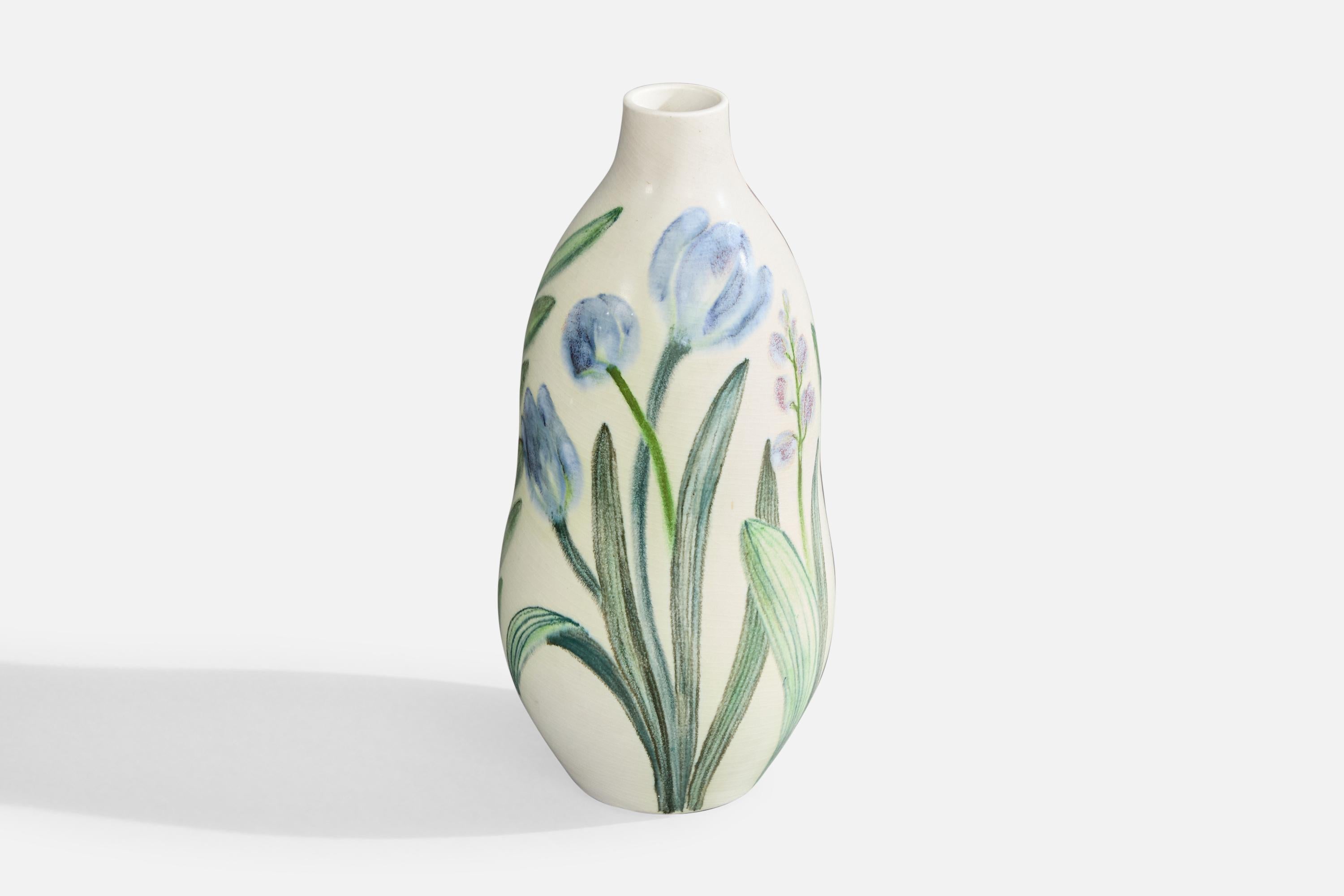Vase en grès peint à la main, conçu par Carl-Harry Stålhane et produit par Rörstrand, Suède, c.C. 1950.

Dimensions globales (pouces) : 10.85 