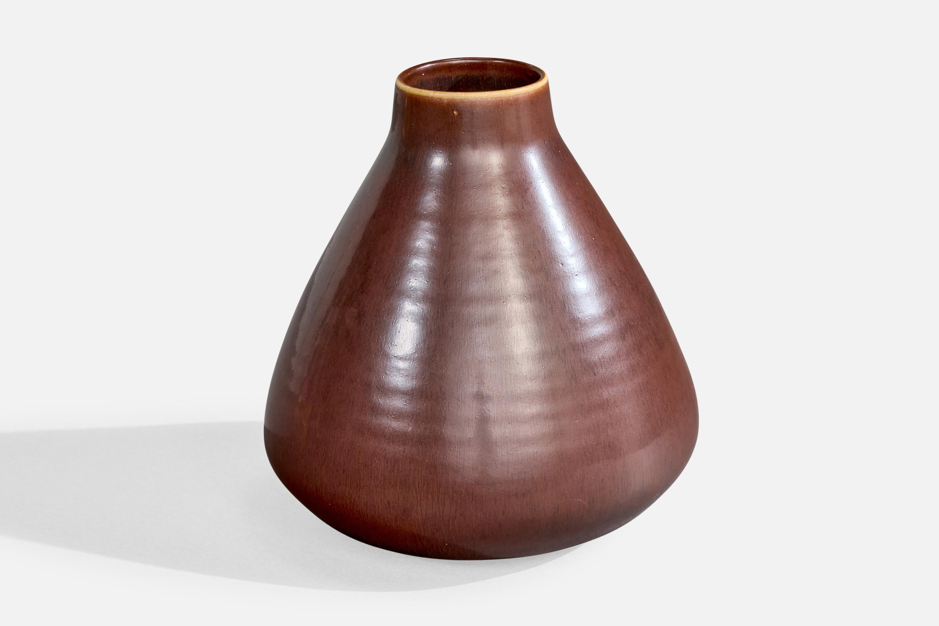 Vase en grès émaillé brun conçu par Carl-Harry Stålhane et produit par Rörstrand, Suède, c.C. 1950.

Dimensions globales (pouces) : 8.5 