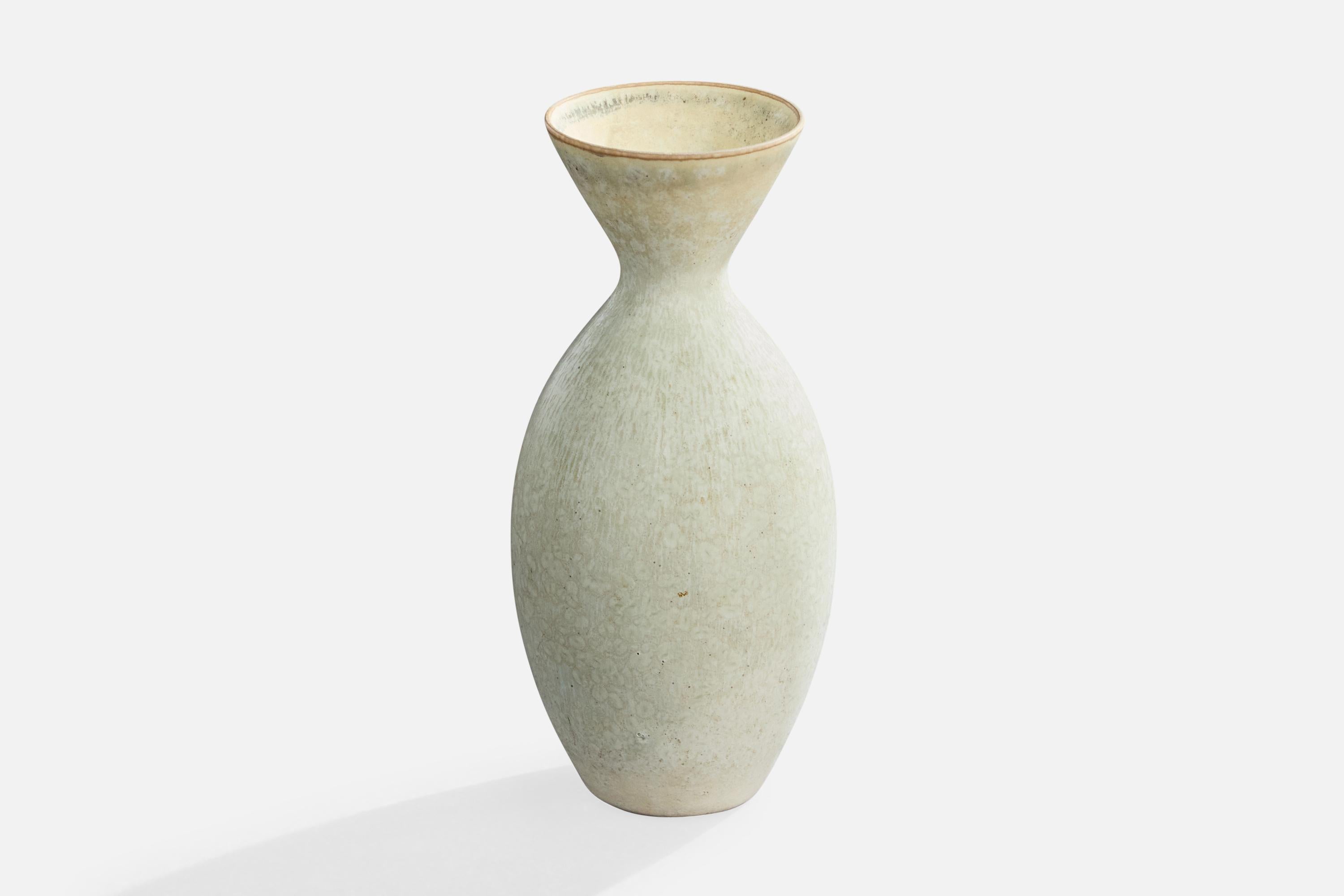 Vaso in gres bianco sporco disegnato da Carl-Harry Stålhane e prodotto da Rörstrand, Svezia, anni '50 circa.

Dimensioni complessive (pollici): 5,25 