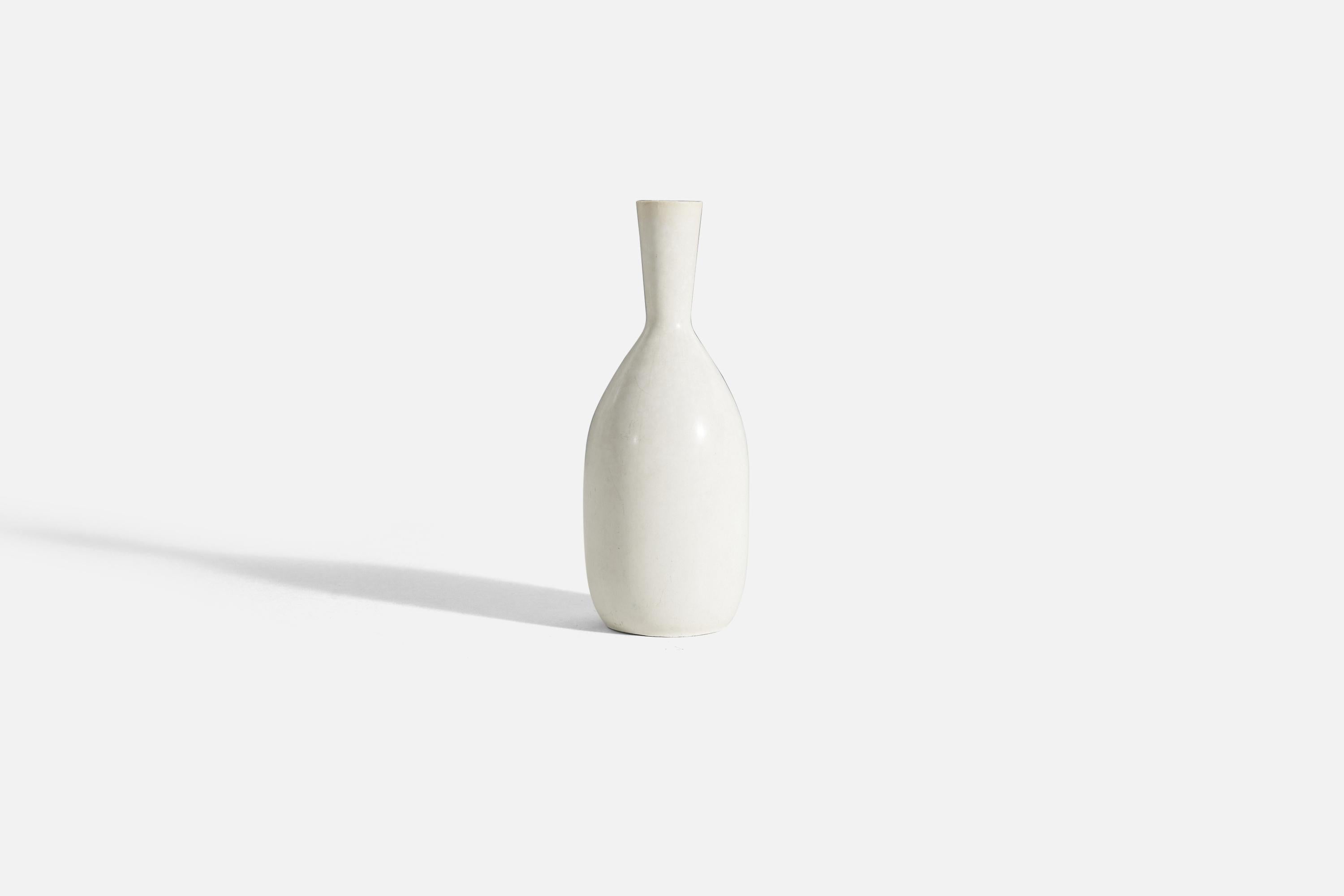 Carl-Harry Stålhane, Vase, White-Glazed Stoneware, Rörstrand, Sweden, 1960s In Good Condition For Sale In High Point, NC