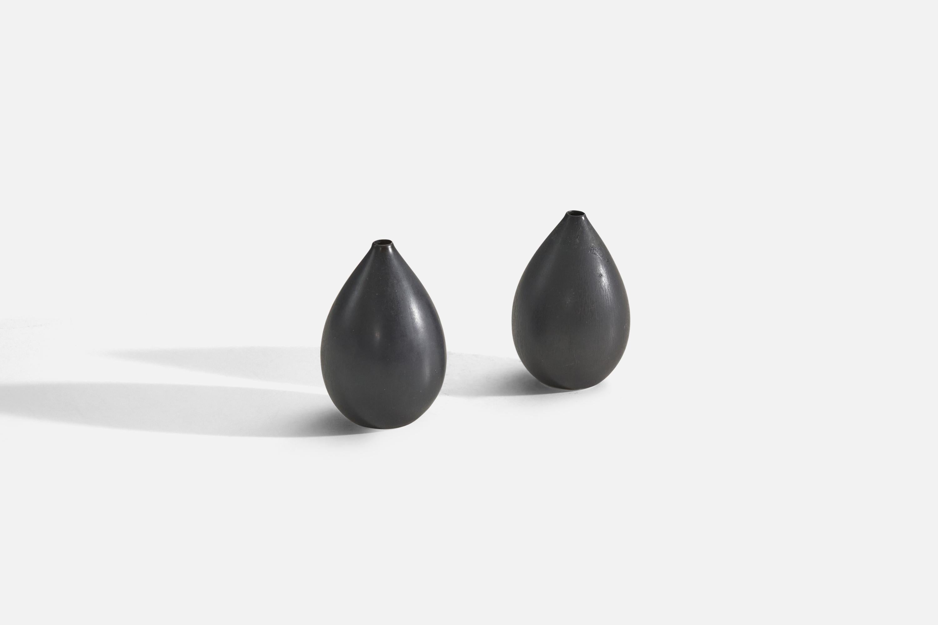 Ein Paar schwarz glasierte Steinzeugvasen, entworfen von Carl-Harry Stålhane und hergestellt von Rörstrand, Schweden, 1960er Jahre.