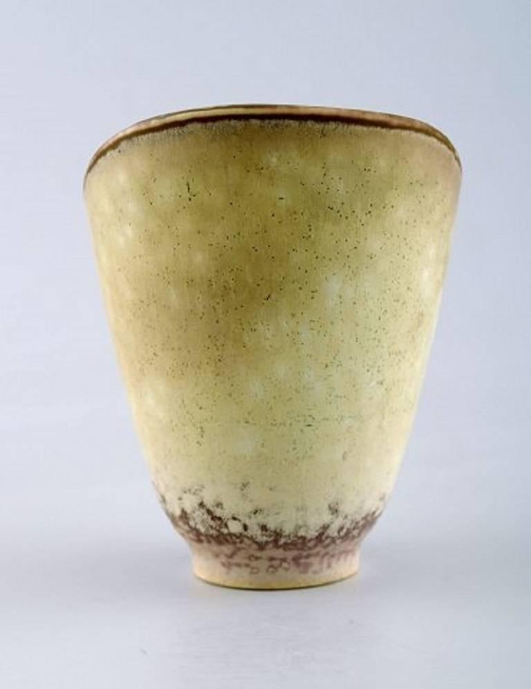 Carl-Harry Stålhane, vaso in gres Rörstrand.
In perfette condizioni, primo assortimento.
Misure: 11 x 10 cm.
Timbrato.
