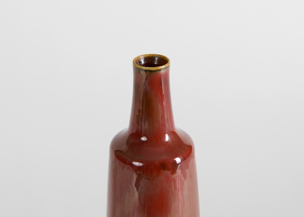 Un vase du milieu du siècle magnifiquement émaillé, exécuté par Carl-Henry Stalhane pour la vénérable firme suédoise de céramique Rorstrand. Signé.