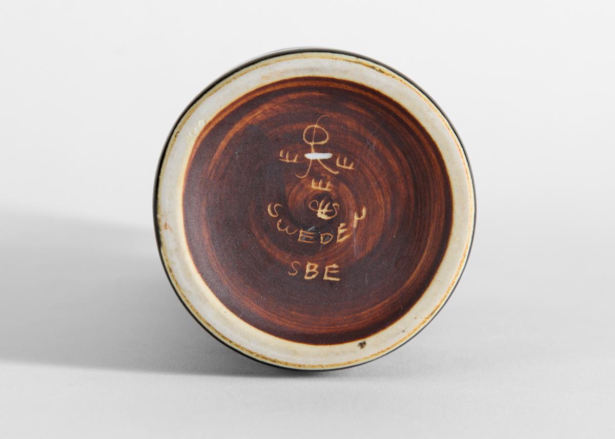 Scandinave moderne Carl-Henry Stalhane, vase en forme de bouteille émaillé de couleur moutarde, Suède, années 1960 en vente