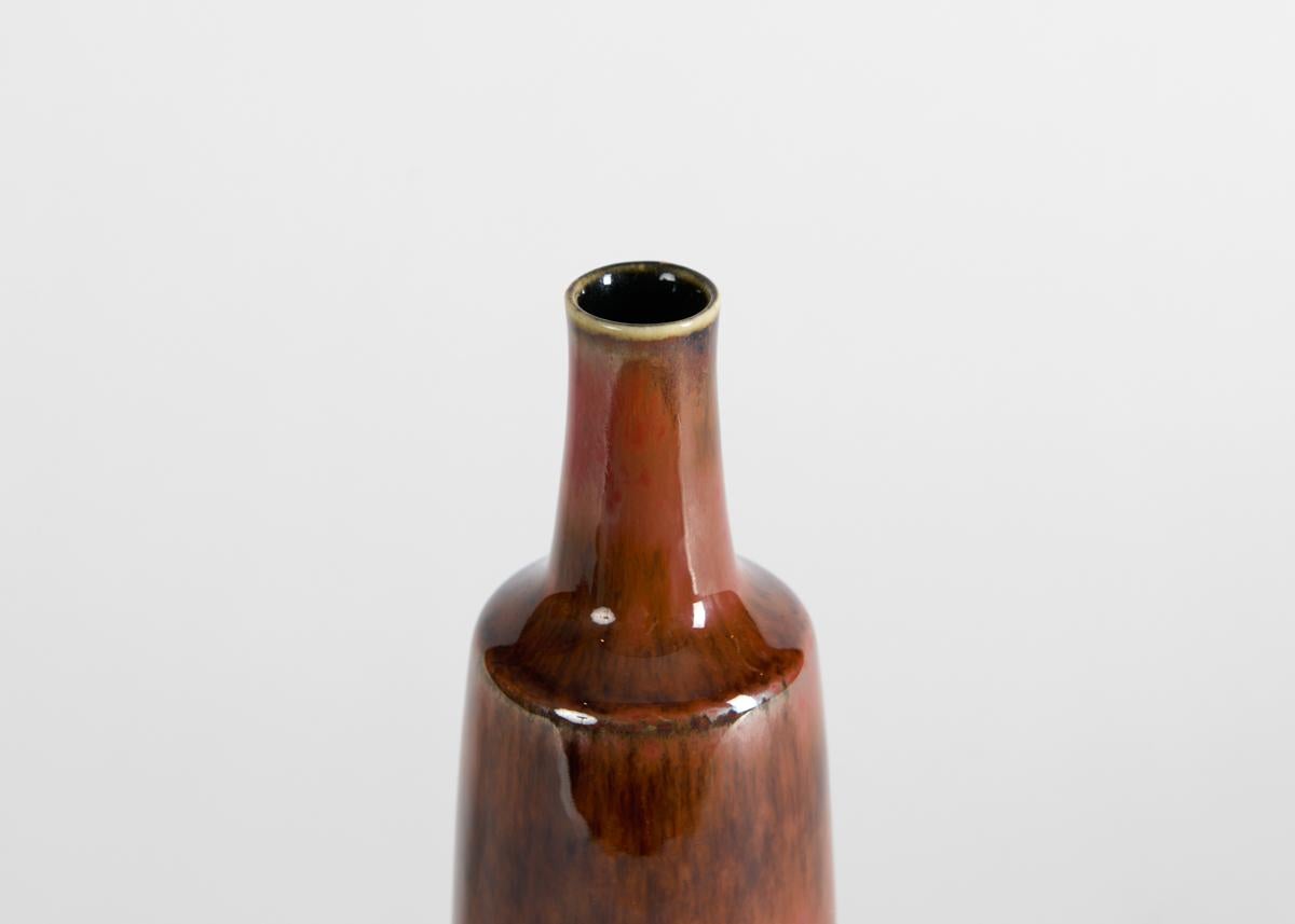Un vase du milieu du siècle magnifiquement émaillé, exécuté par Carl-Henry Stalhane pour la vénérable firme suédoise de céramique Rorstrand. Signé.