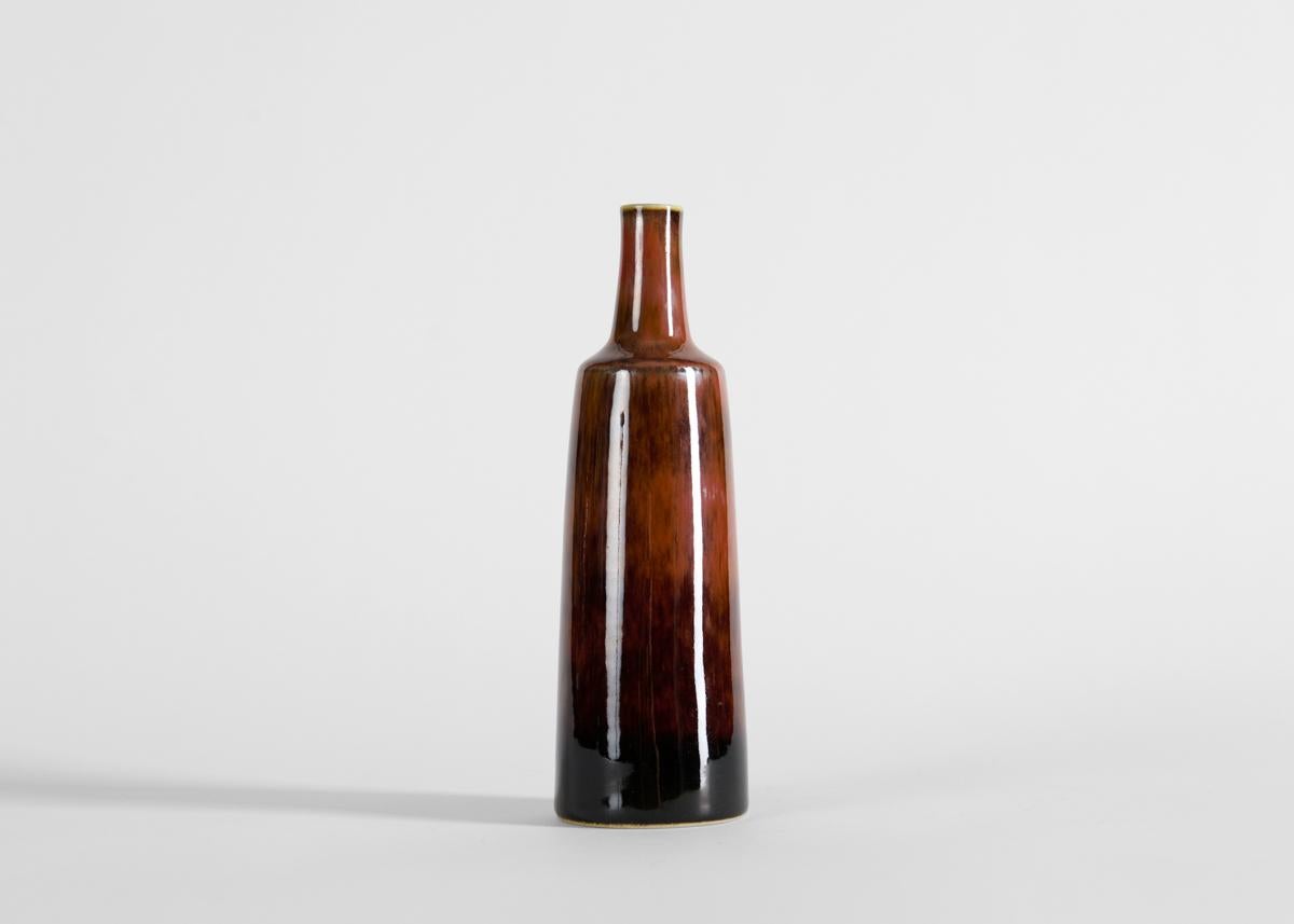 Scandinave moderne Carl-Henry Stalhane, Vase en forme de bouteille avec glaçure Brown/jaune, Suède, années 1960 en vente