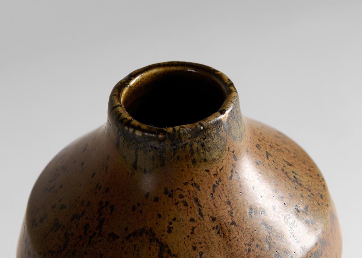 Un vaso di metà secolo splendidamente smaltato eseguito da Carl-Henry Stalhane per la Venerabile azienda svedese di ceramiche Rorstrand. Firmato.