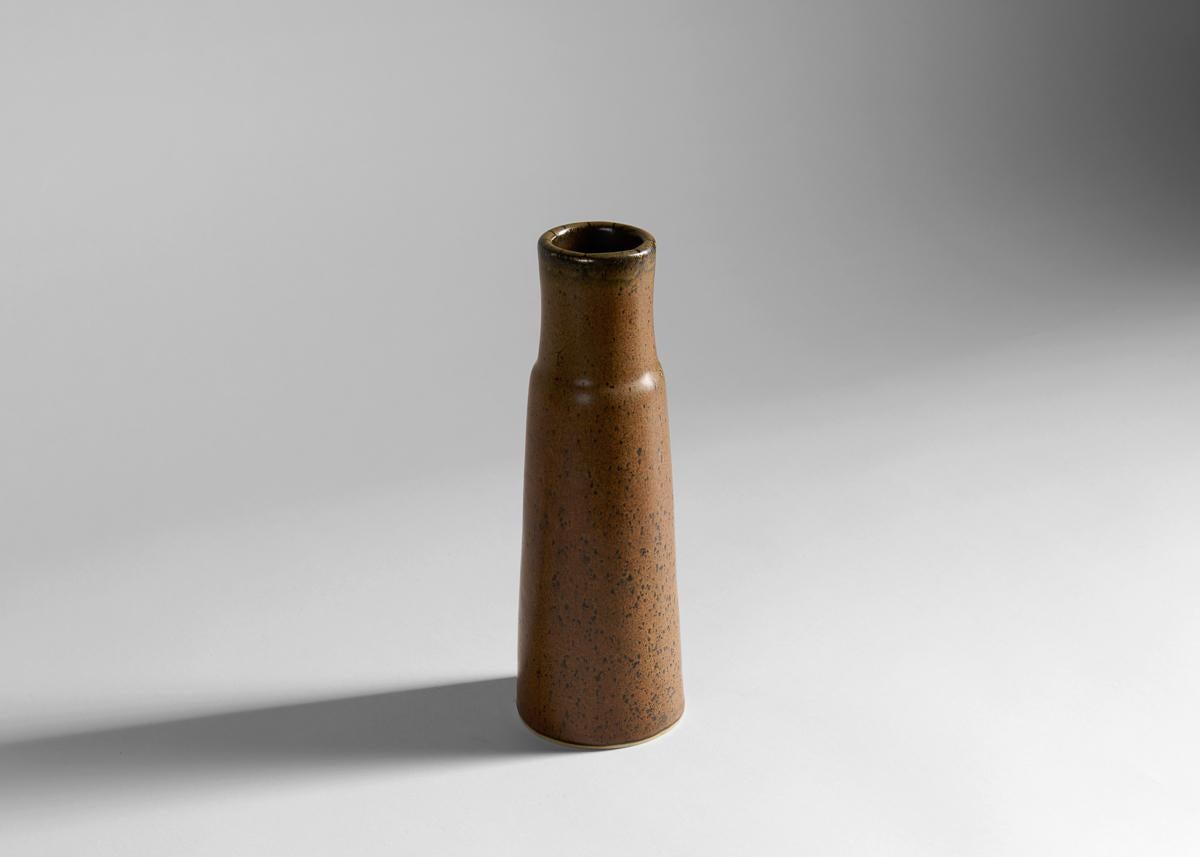 Un vase du milieu du siècle magnifiquement émaillé, exécuté par Carl-Henry Stalhane pour la vénérable firme suédoise de céramique Rorstrand. Signé.
