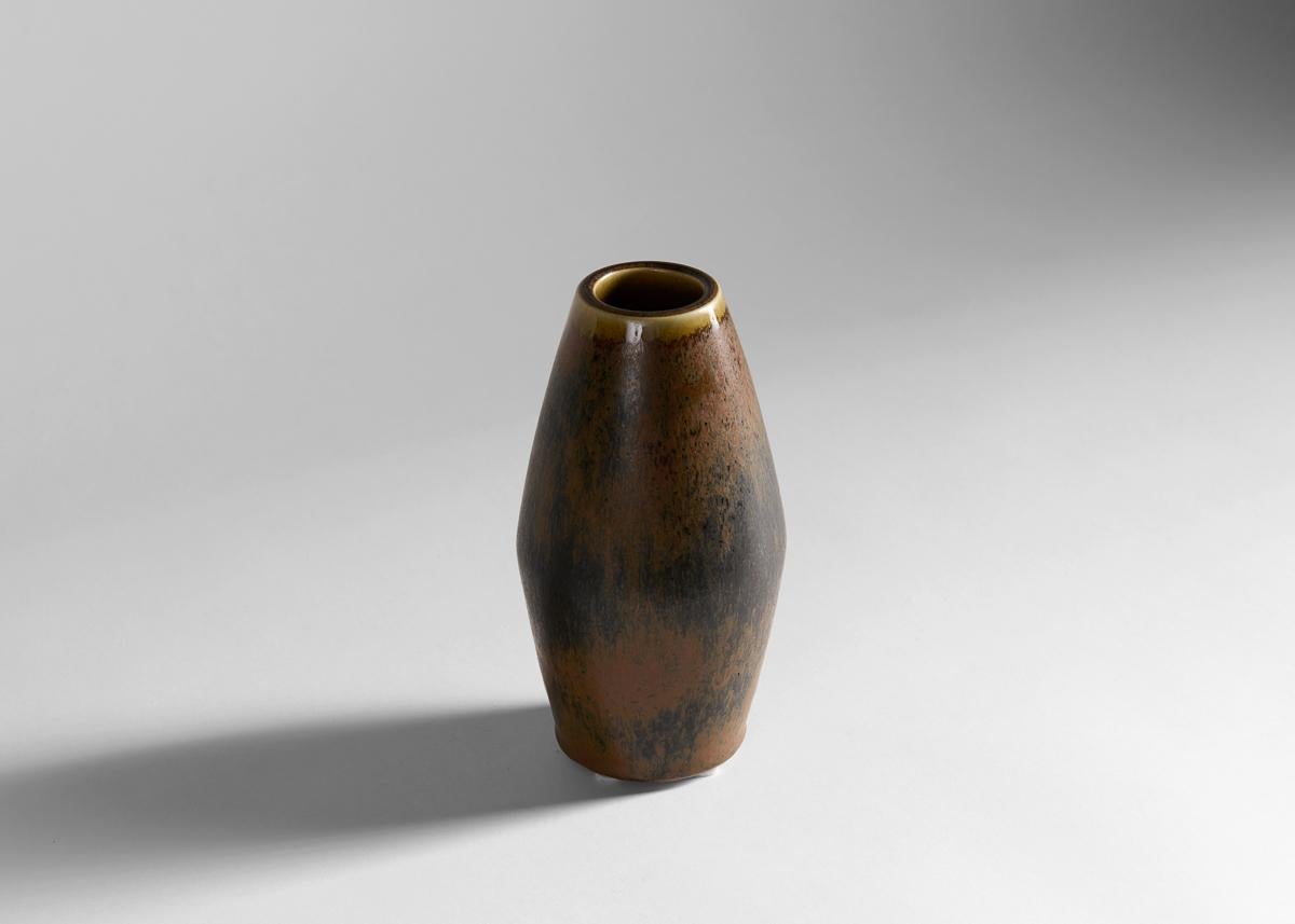 Un vaso di metà secolo splendidamente smaltato eseguito da Carl-Henry Stalhane per la Venerabile azienda svedese di ceramiche Rorstrand. Firmato.