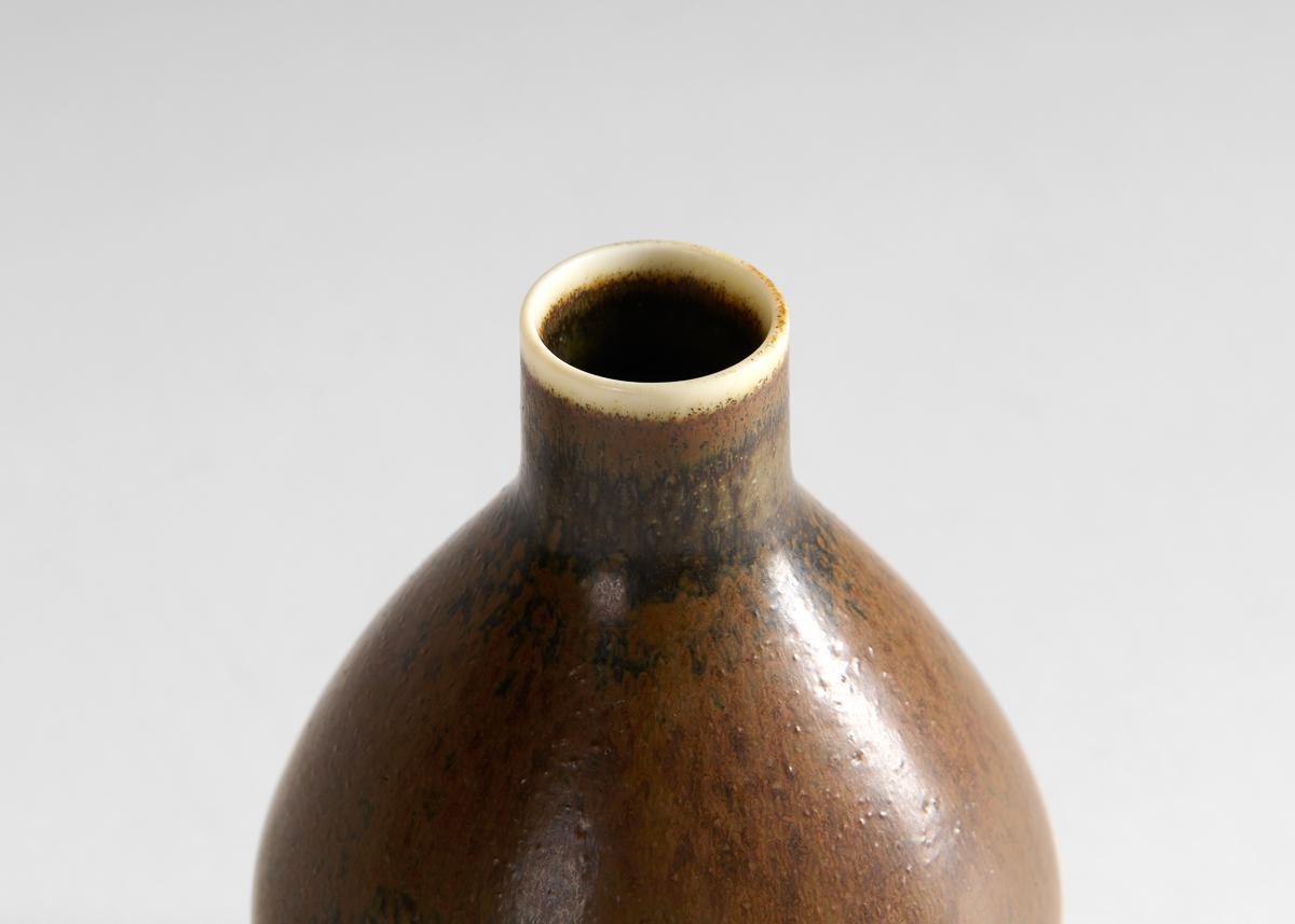 Un vaso di metà secolo splendidamente smaltato eseguito da Carl-Henry Stalhane per la Venerabile azienda svedese di ceramiche Rorstrand. Firmato.