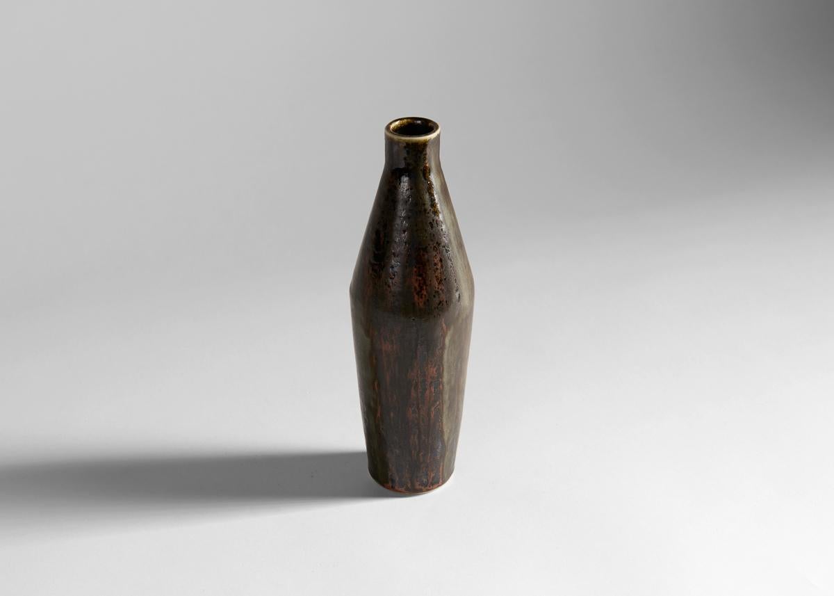 Un vaso di metà secolo splendidamente smaltato eseguito da Carl-Henry Stalhane per la Venerabile azienda svedese di ceramiche Rorstrand. Firmato.