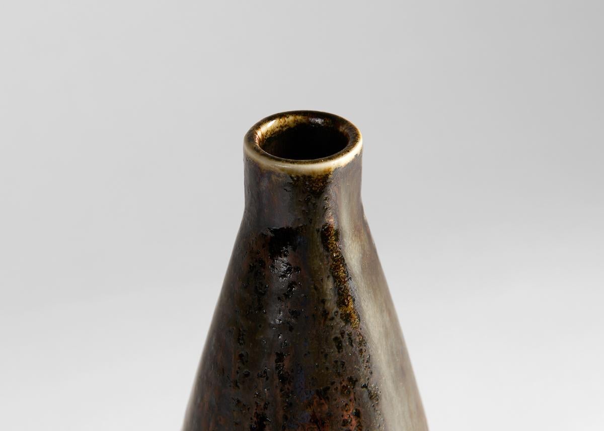 Scandinavo moderno Carl-Henry Stalhane, Vaso smaltato marrone scuro, Svezia, anni '60 in vendita