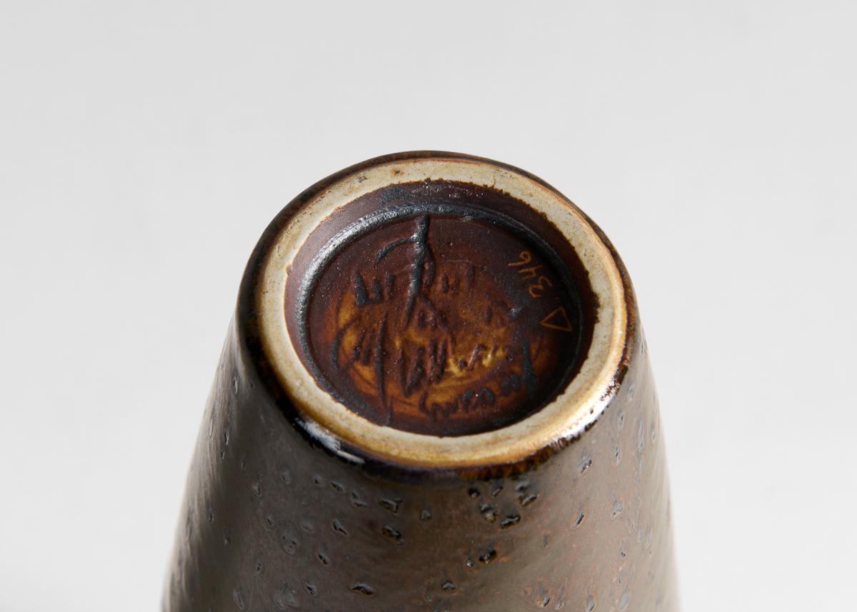 Un vase du milieu du siècle magnifiquement émaillé, exécuté par Carl-Henry Stalhane pour la vénérable firme suédoise de céramique Rorstrand. Signé.
