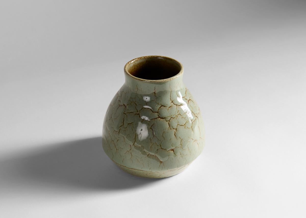 Un vaso di metà secolo splendidamente smaltato eseguito da Carl-Henry Stalhane per la Venerabile azienda svedese di ceramiche Rorstrand. Firmato.