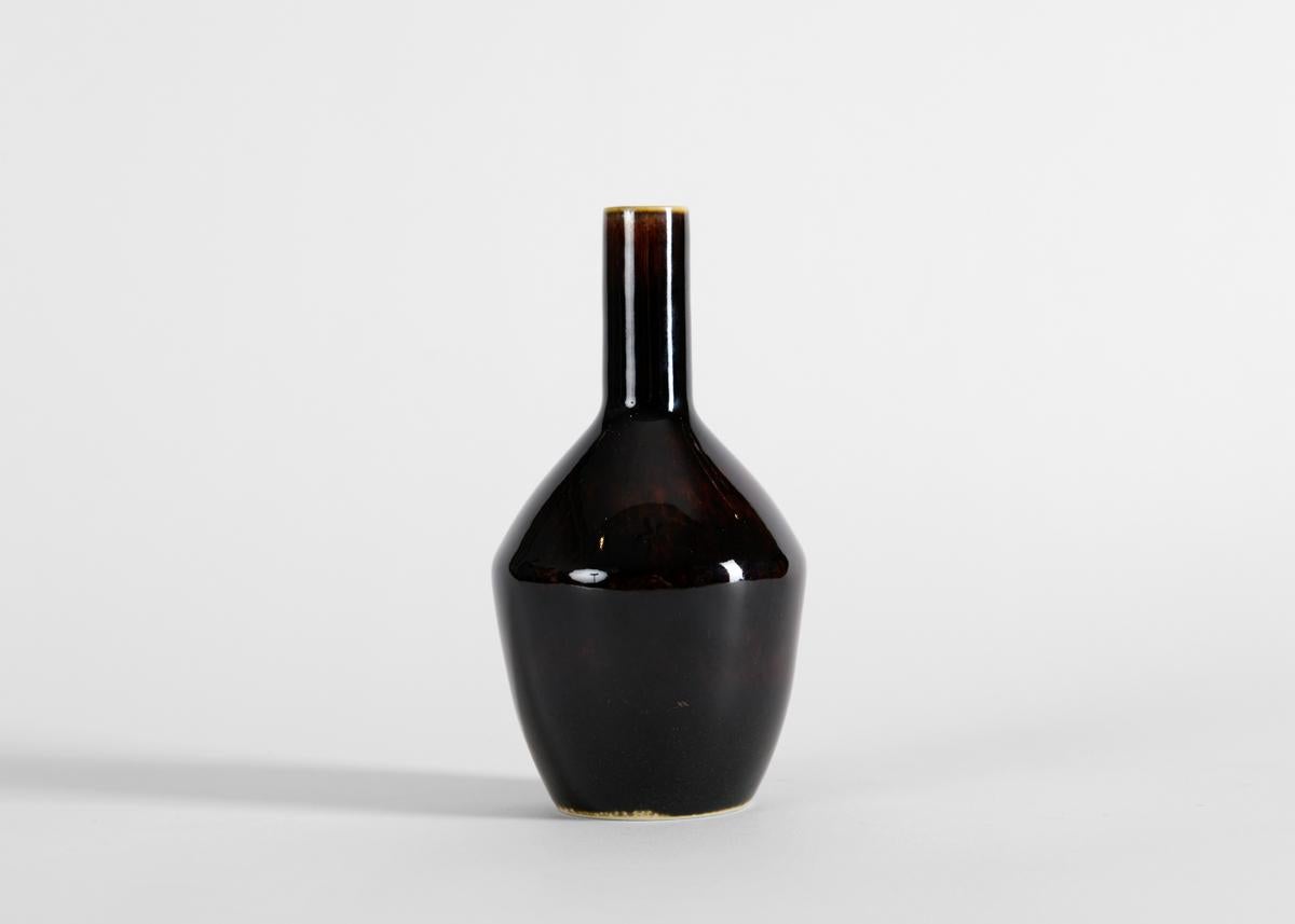 Scandinavo moderno Carl-Henry Stalhane, Vaso a collo lungo smaltato marrone, Svezia, anni '60 in vendita