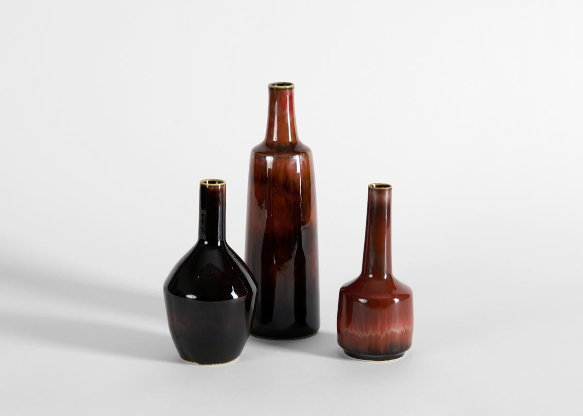 Smaltato Carl-Henry Stalhane, Vaso a collo lungo smaltato marrone, Svezia, anni '60 in vendita