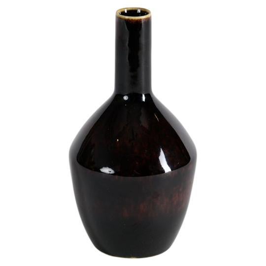 Carl-Henry Stalhane, Langhalsvase mit brauner Glasur, Schweden, 1960er Jahre