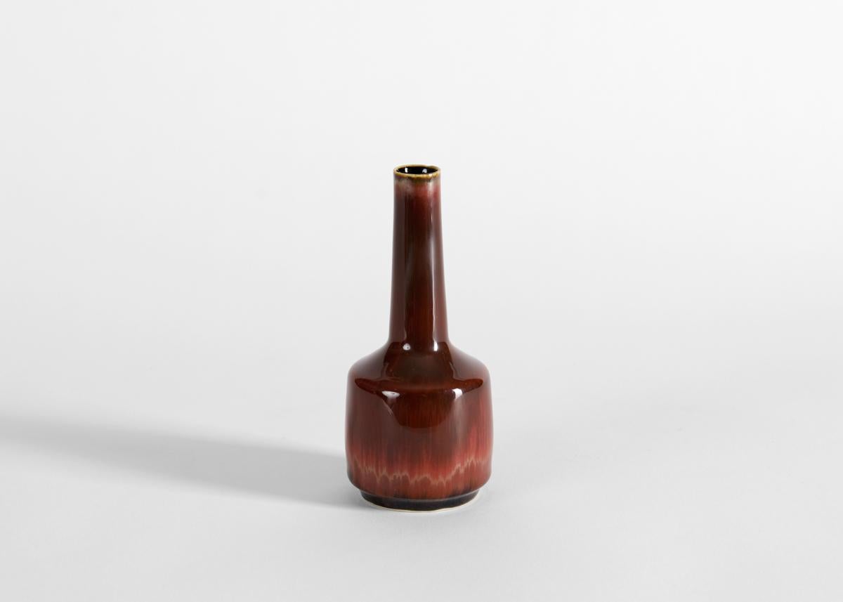 Suédois Vase long en col moutarde émaillé Carl-Henry Stalhane, Suède, années 1960 en vente