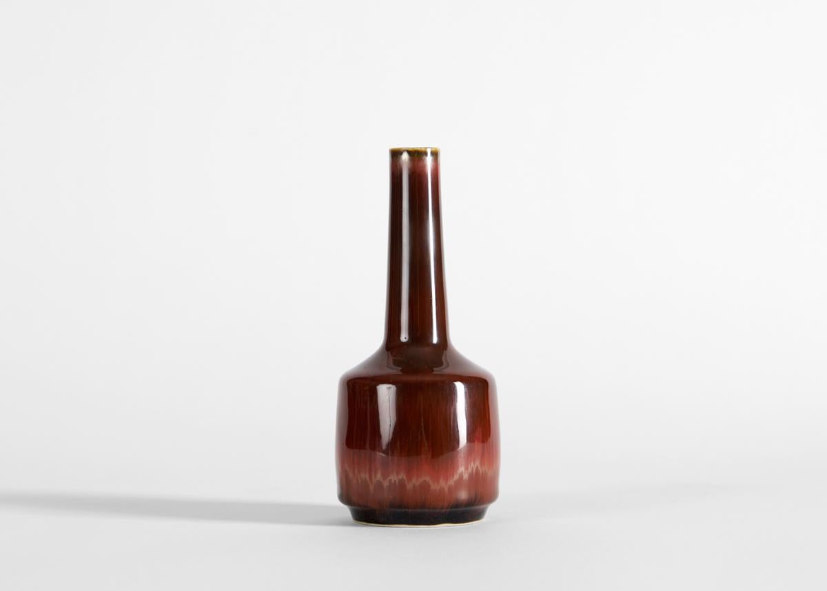 Vernissé Vase long en col moutarde émaillé Carl-Henry Stalhane, Suède, années 1960 en vente