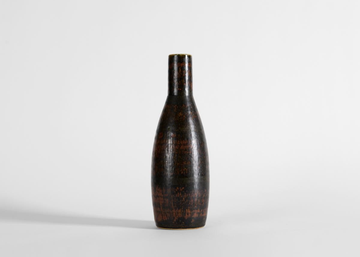 Un vaso di metà secolo splendidamente smaltato eseguito da Carl-Henry Stalhane per la Venerabile azienda svedese di ceramiche Rorstrand. Firmato.