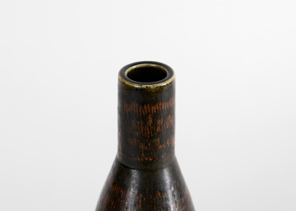 Scandinavo moderno Carl-HenRY Stalhane, Vaso a collo lungo con smalto marrone, Svezia, anni '60 in vendita
