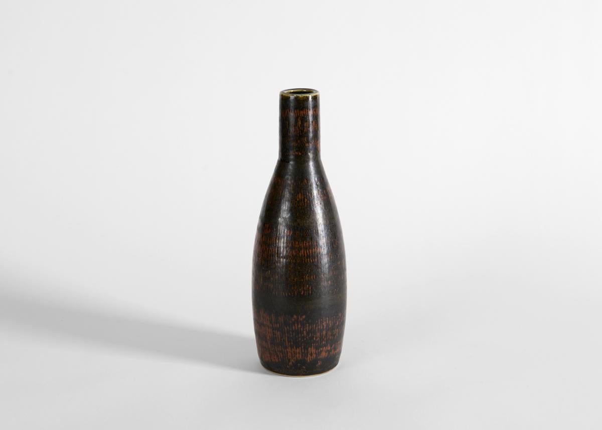 Carl-HenRY Stalhane, Vaso a collo lungo con smalto marrone, Svezia, anni '60 In condizioni buone in vendita a New York, NY