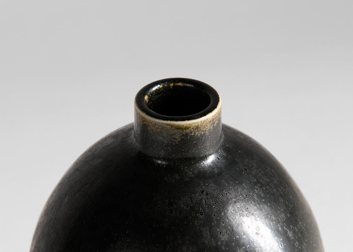 Un vaso di metà secolo splendidamente smaltato eseguito da Carl-Henry Stalhane per la Venerabile azienda svedese di ceramiche Rorstrand. Firmato.