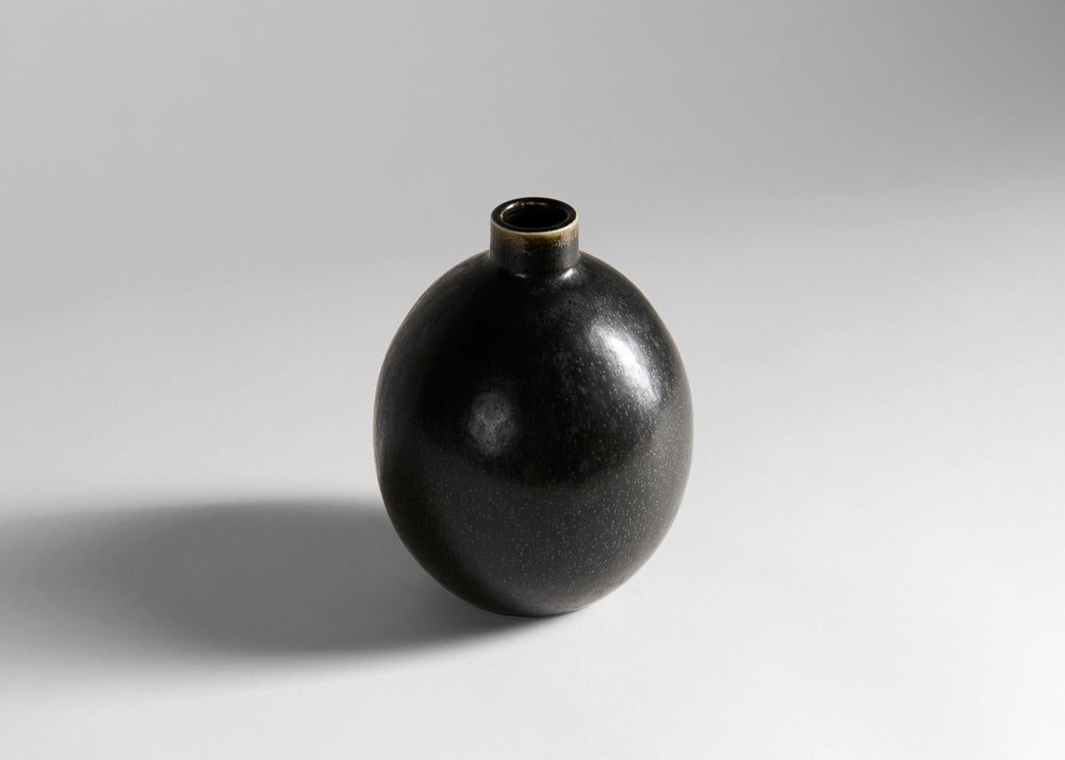 Scandinavo moderno Carl-Henry Stalhane, Vaso rotondo smaltato nero, Svezia, anni '60 in vendita
