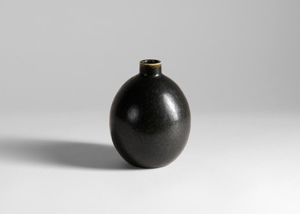 Smaltato Carl-Henry Stalhane, Vaso rotondo smaltato nero, Svezia, anni '60 in vendita