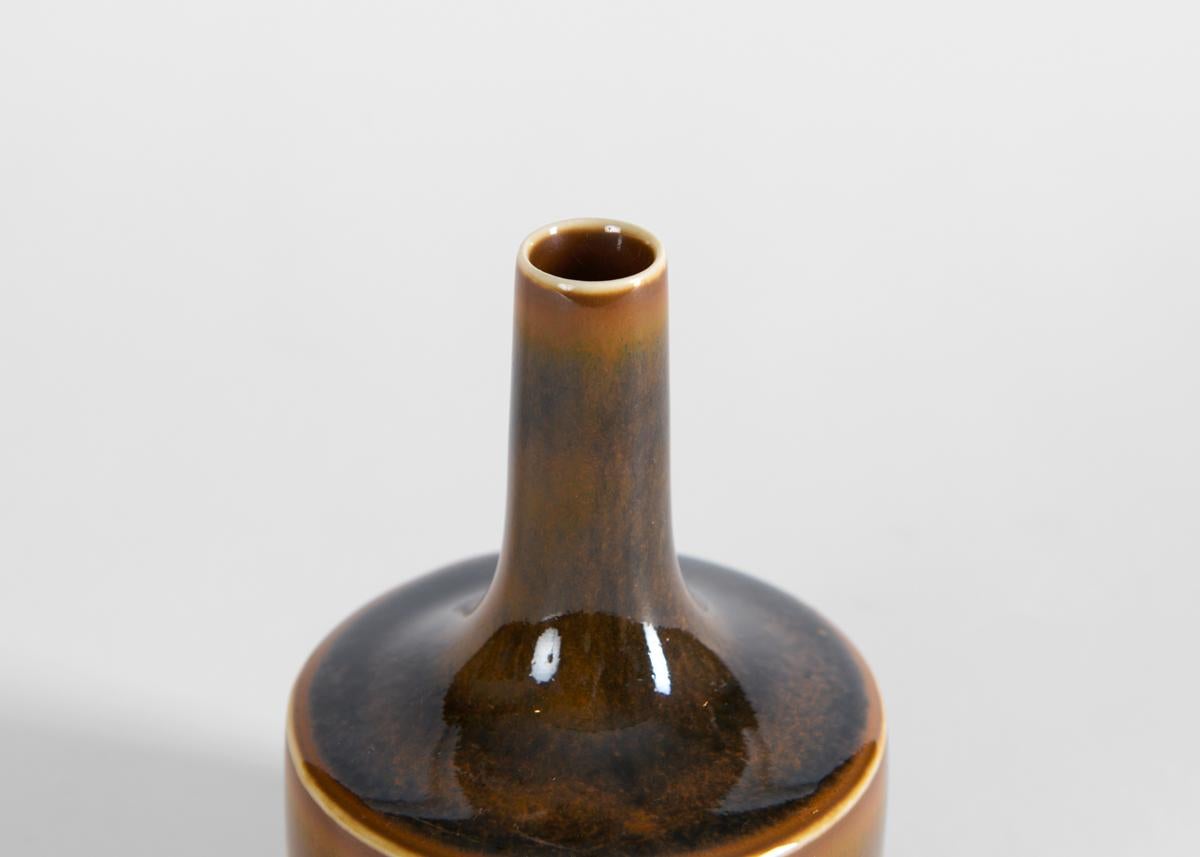 Un vaso di metà secolo splendidamente smaltato eseguito da Carl-Henry Stalhane per la Venerabile azienda svedese di ceramiche Rorstrand. Firmato.