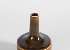 Carl-Henry Stalhane, petit vase à long col en glaçure brune, Suède, années 1960