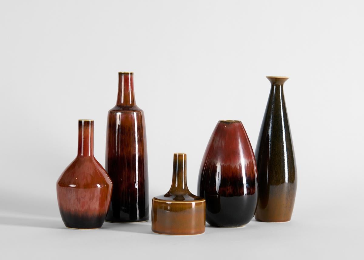 Smaltato Carl-HenRY Stalhane, Piccolo vaso a collo lungo con smalto marrone, Svezia, anni '60 in vendita